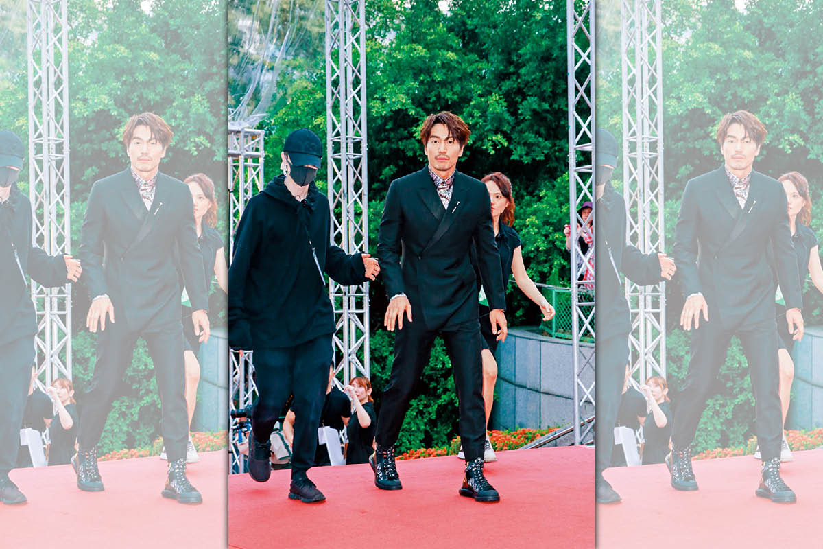 造型一莊一諧，言承旭（右）的黑衣男全身包得緊緊，像貼身保鑣、也似甜蜜男伴。