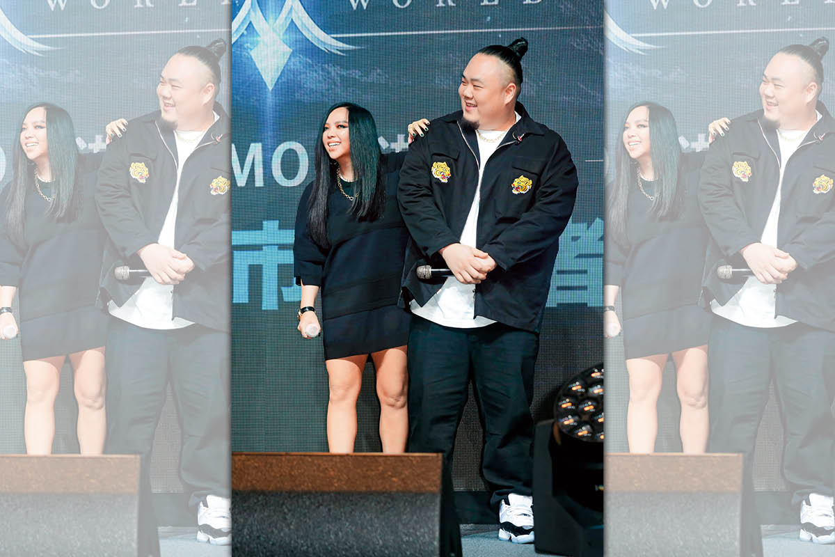 很難得的一個畫面，阿妹看起來小隻小隻的，讓她別具小女人的風味。右為大淵。