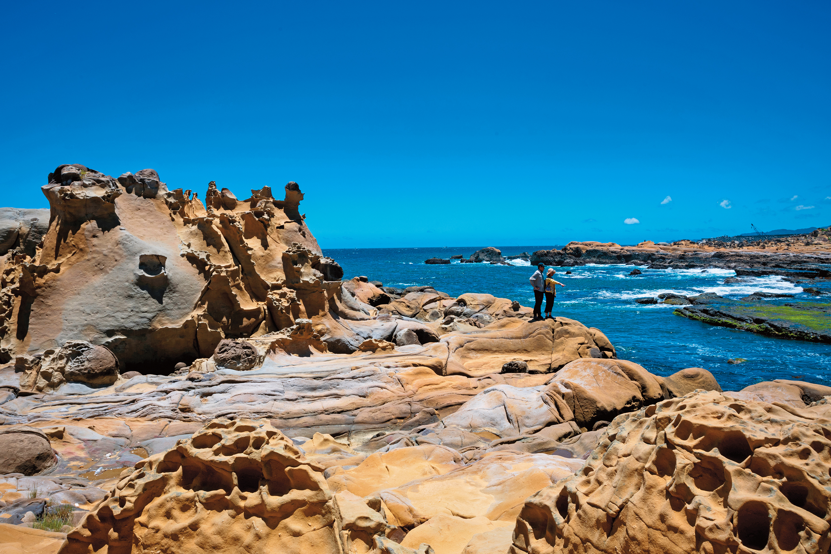 「和平島公園」的奇岩怪石，是億萬年來大自然所留下的痕跡。