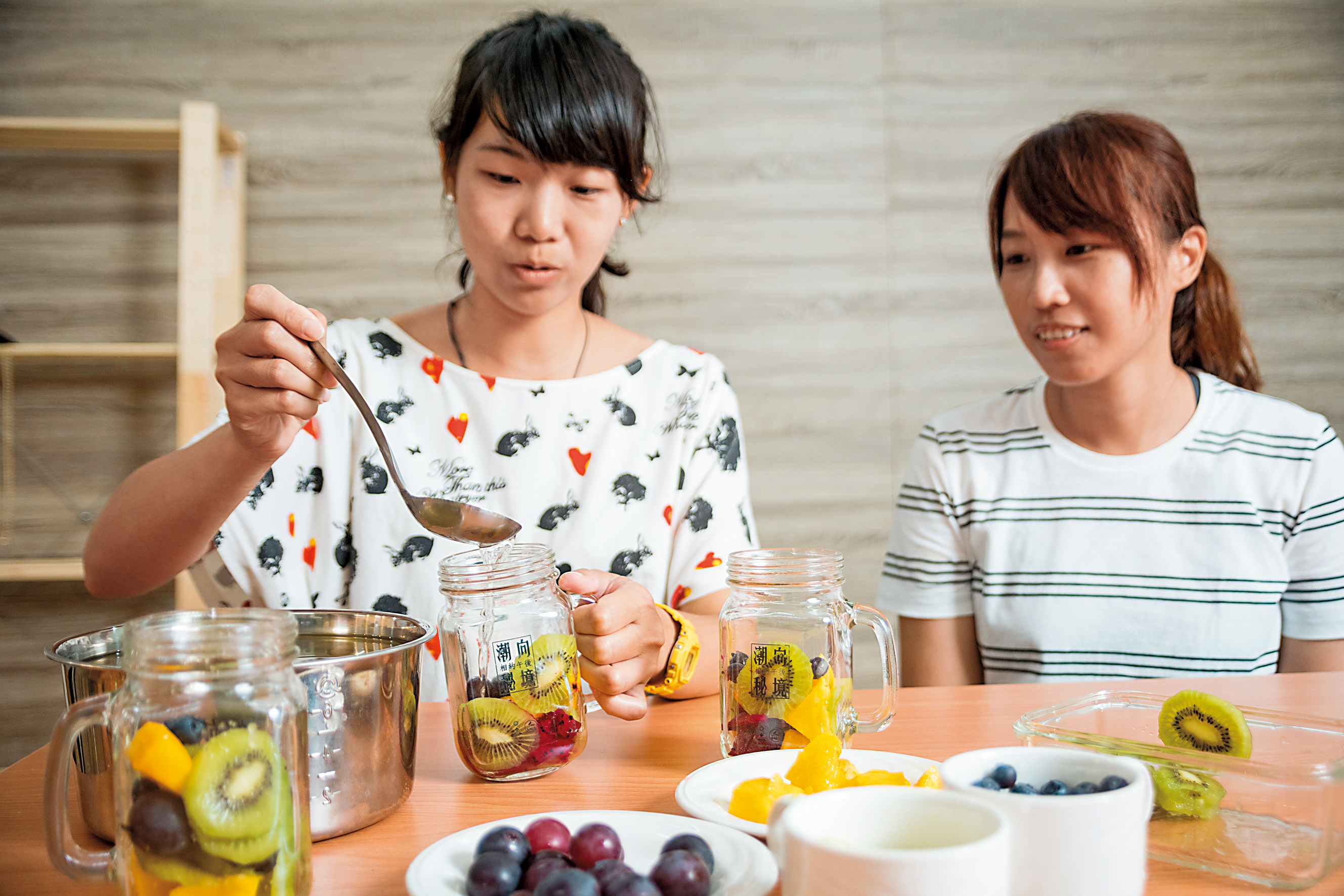 石花凍DIY結合多種新鮮水果。