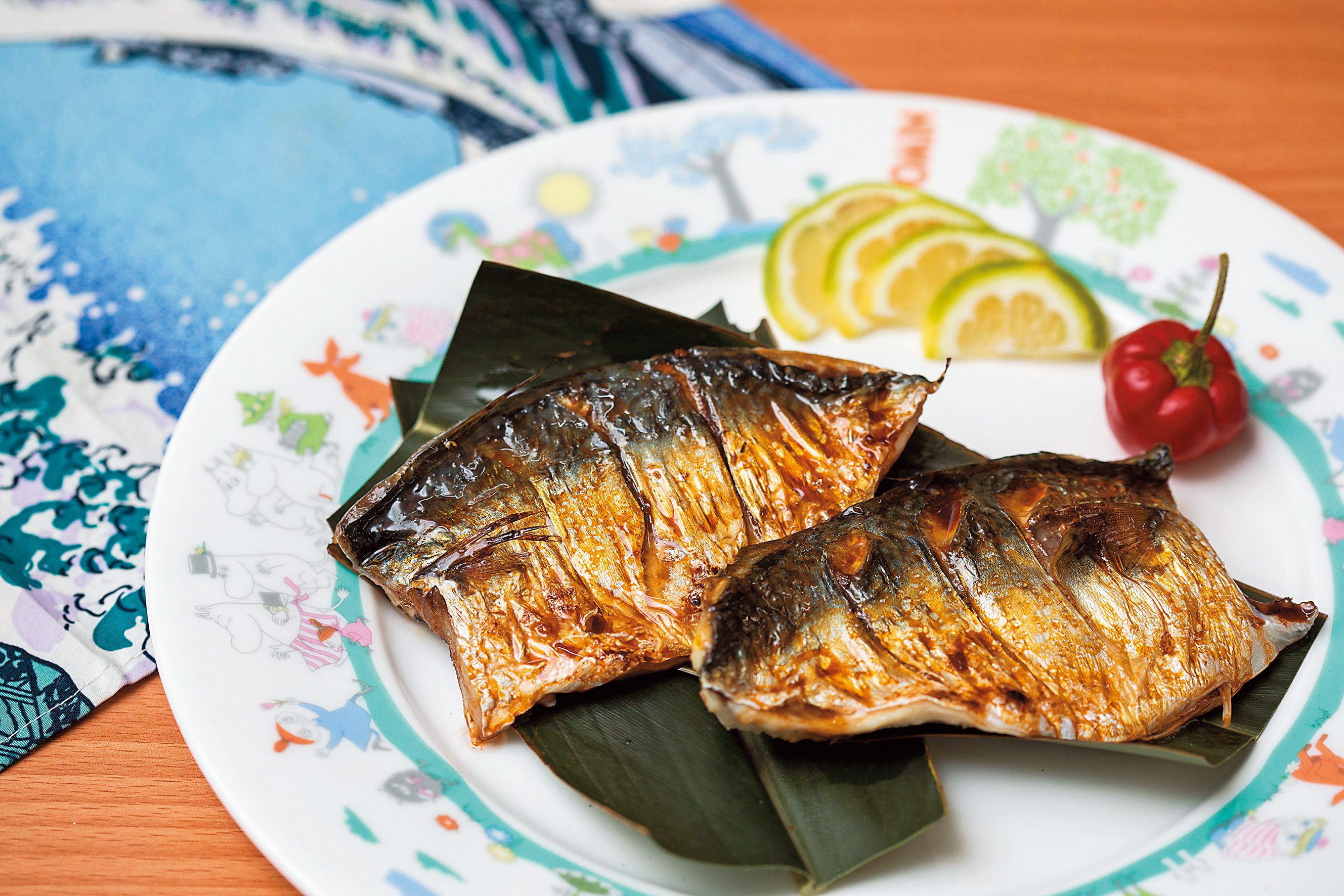 魚市買來新鮮鯖魚，最後成為美味烤魚。