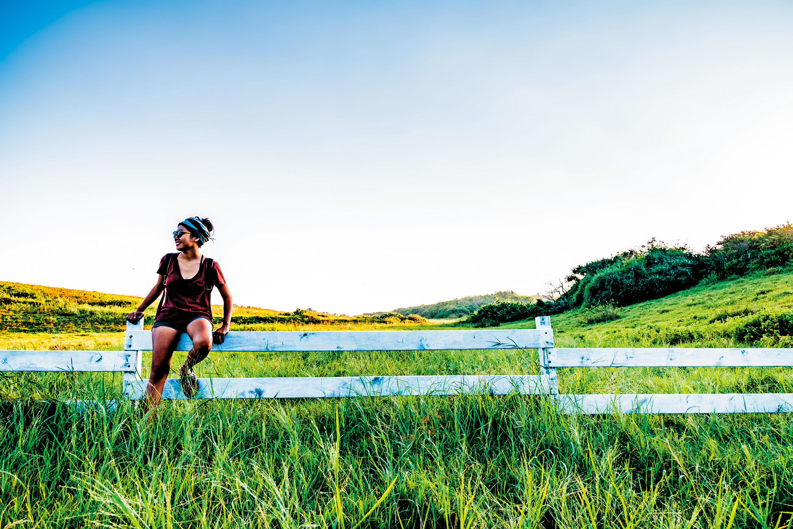 隱身龍磐公園內的「水蛙窟」， 白色柵欄與綠色草原 是遊客最愛的拍照美景。