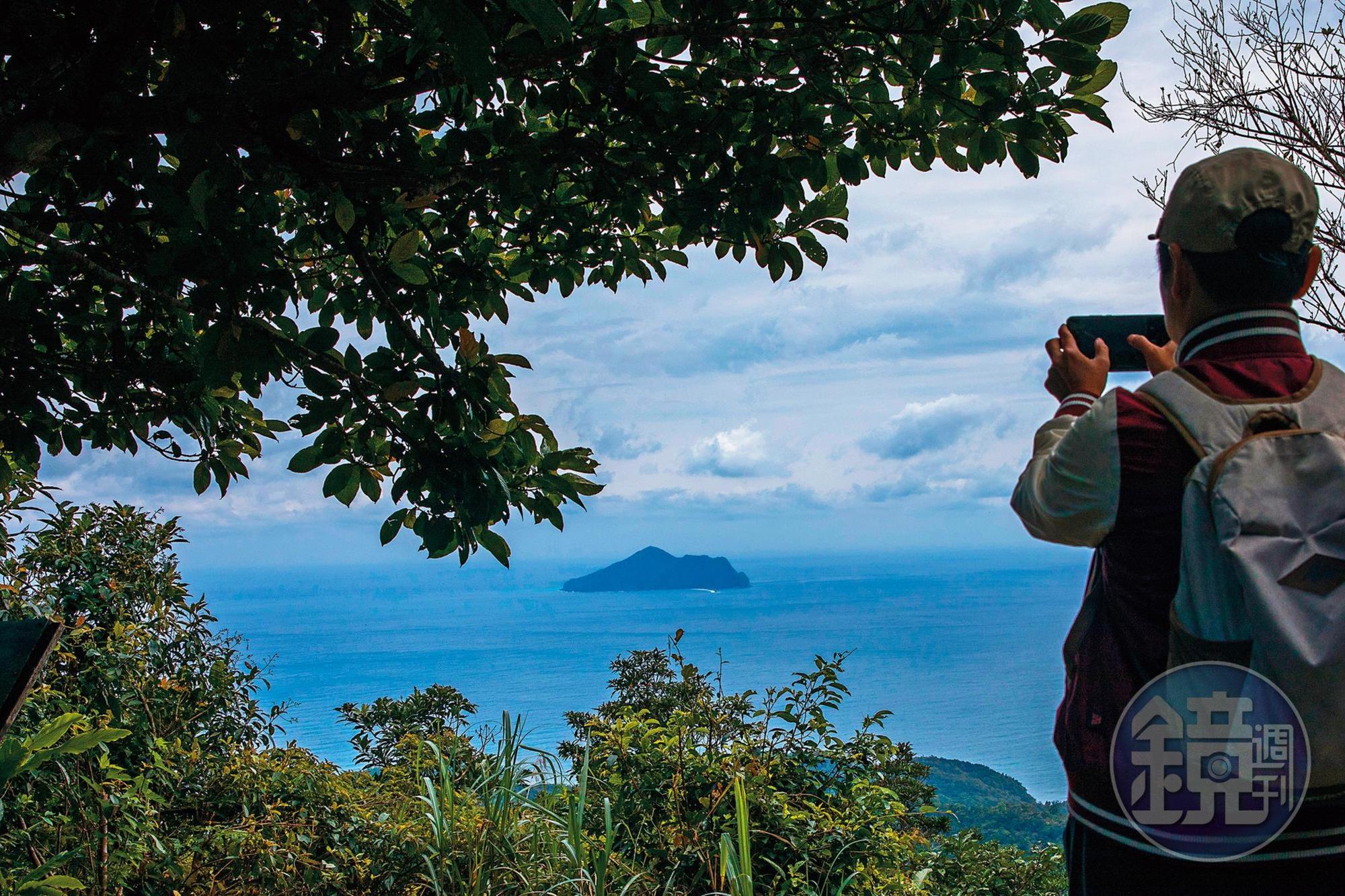 古道終點的觀景平台，可瞭望宜蘭頭城及龜山島。