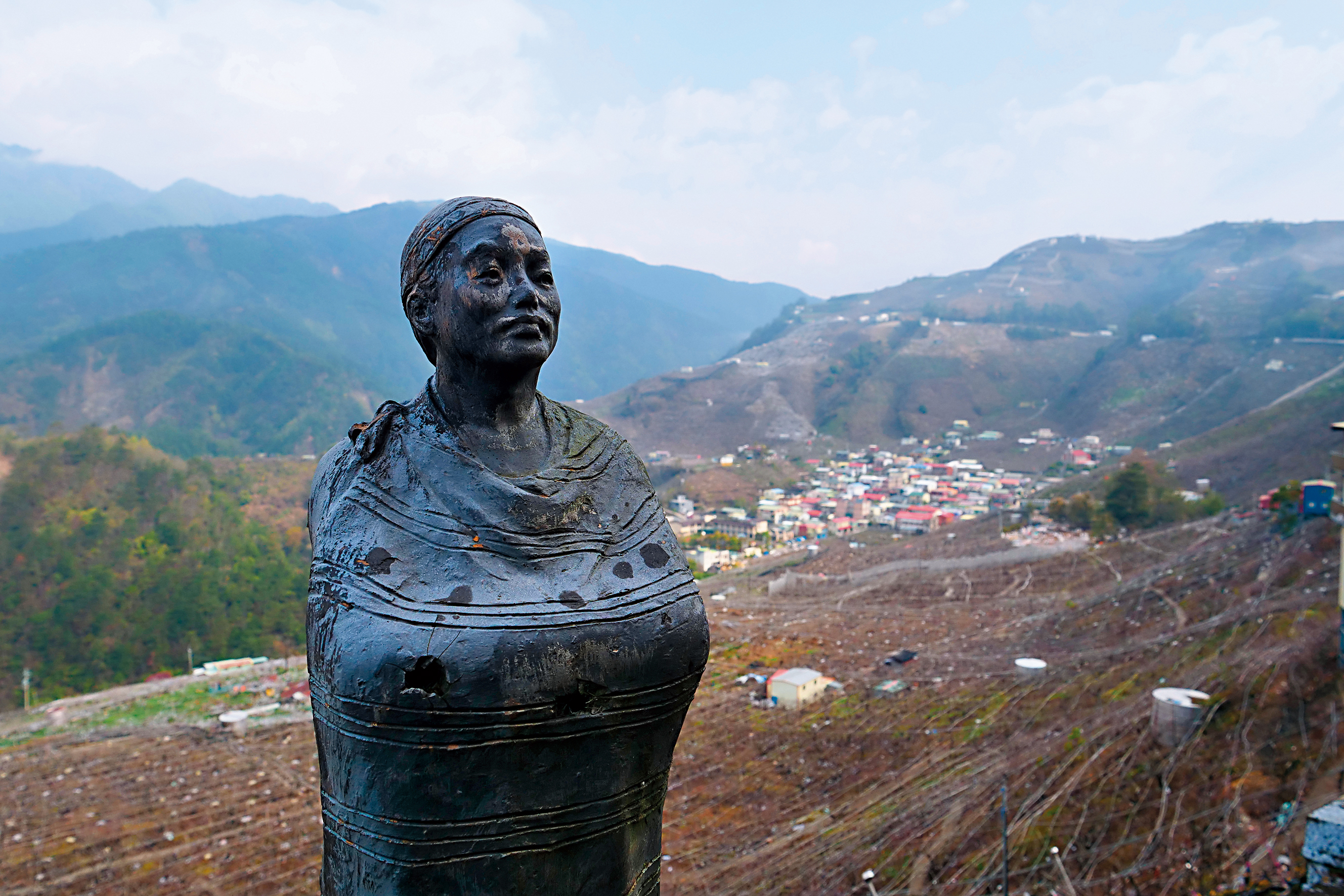 沿著公路彎進環山部落入口處，眼前是一座座泰雅族人的歡迎雕像。