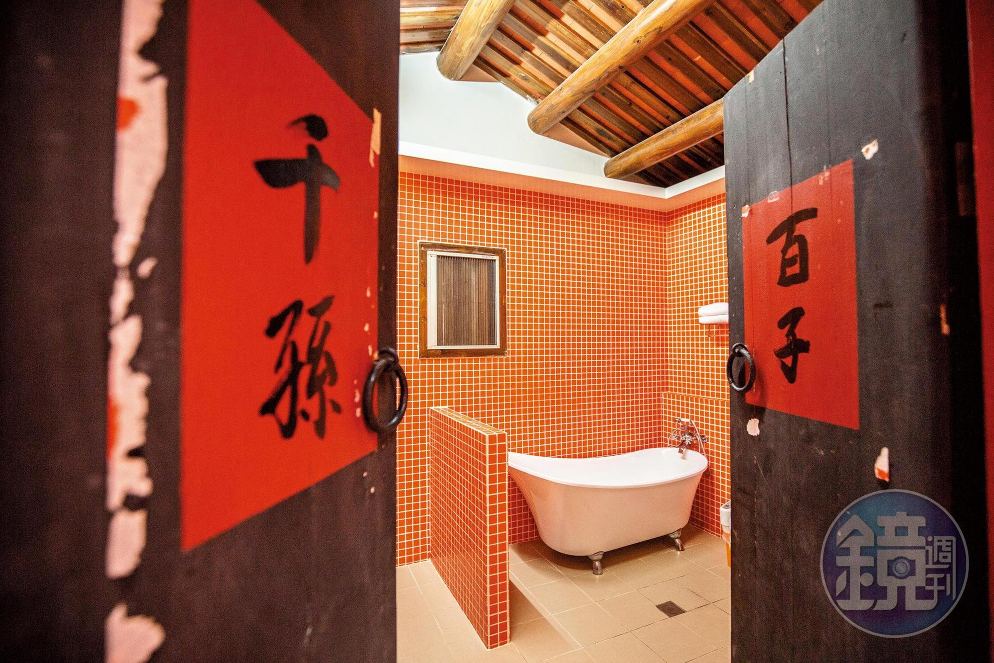 夢想館客房內，配備了金門古厝少有的浴缸。