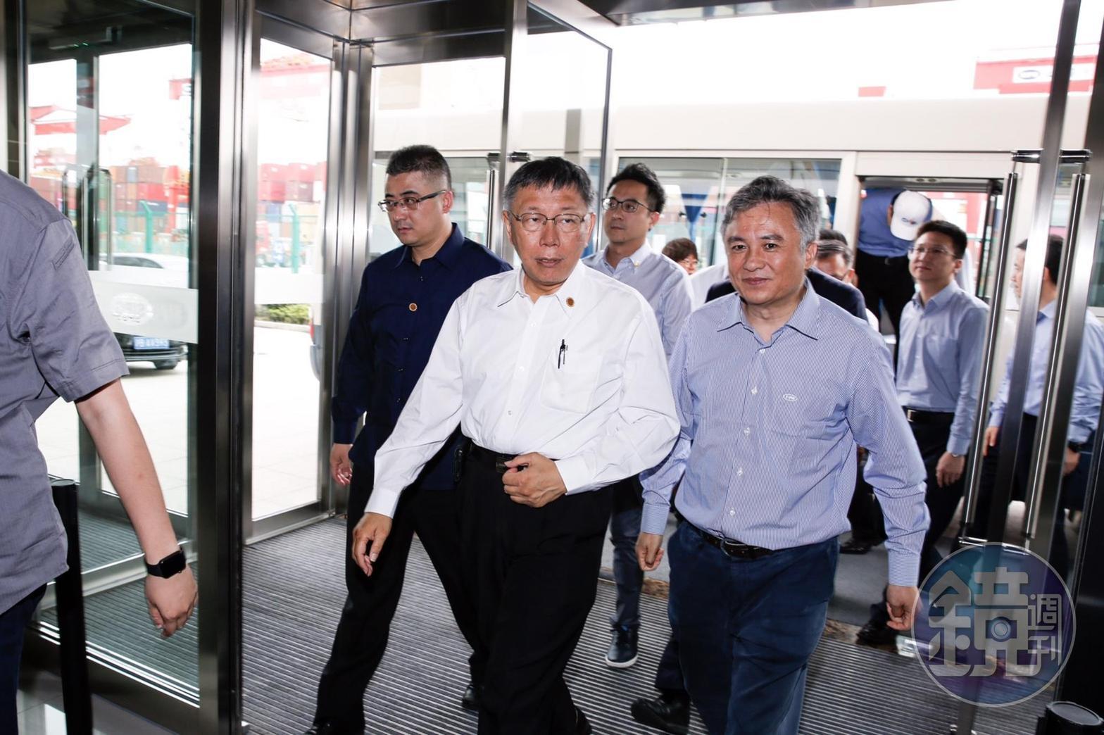 柯文哲抵達上海第一站就直奔洋山深水港,由上海國際港務集團董事長顧金山(前排右一)接待。