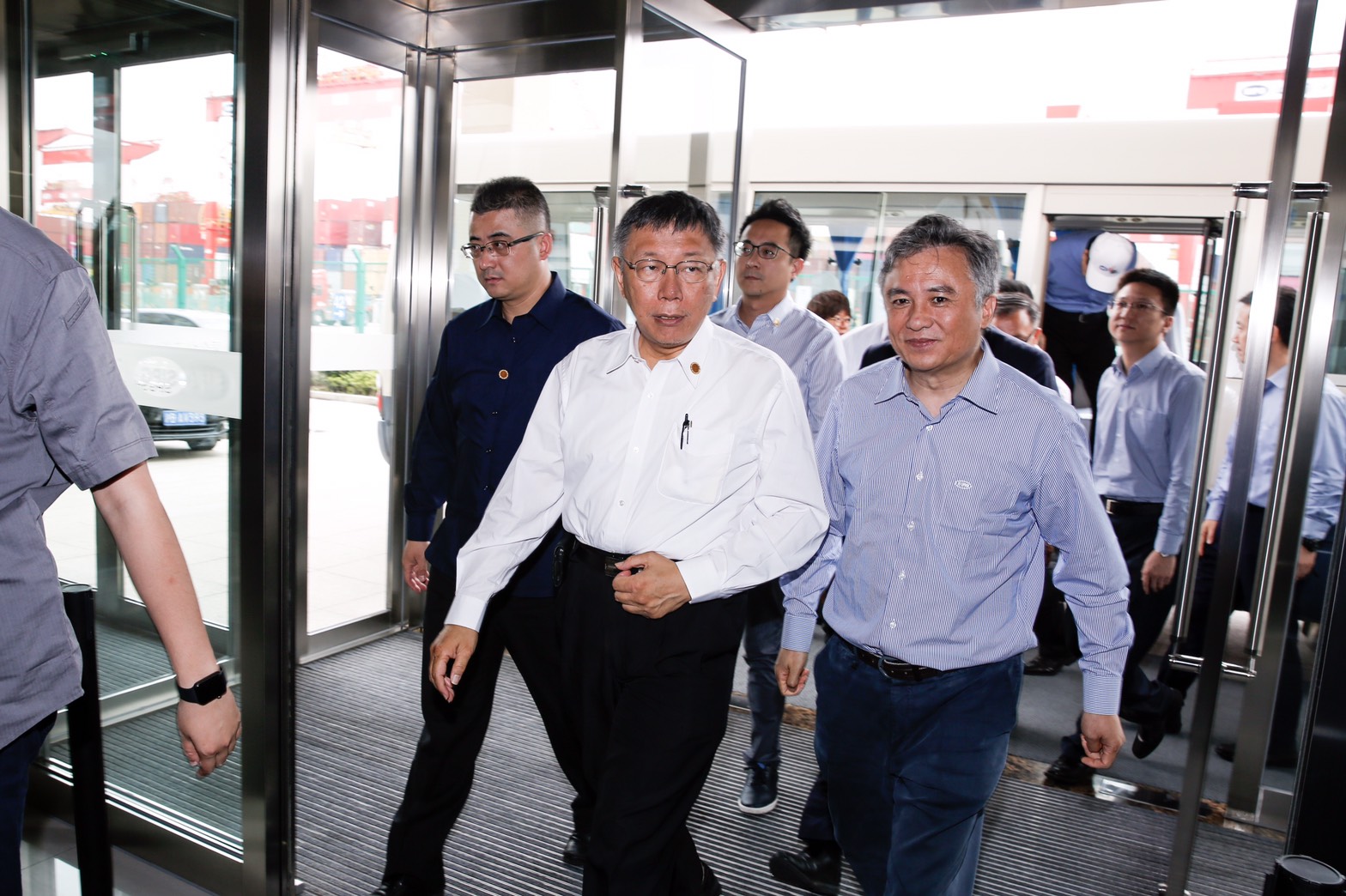 柯文哲抵達上海第一站就直奔洋山深水港，由上海國際港務集團董事長顧金山（前排右一）接待。