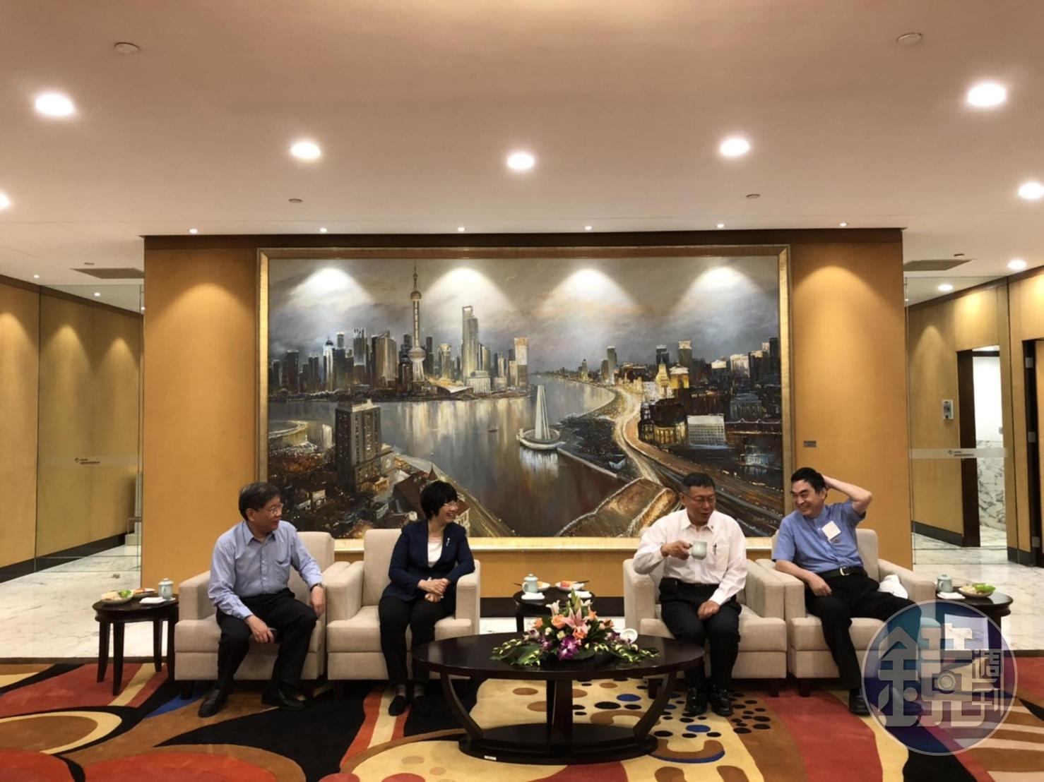 柯文哲與上海市副市長宗明、上海台辦主任李文輝閒聊笑稱,自己本來要穿布鞋,但太太陳佩琪說不行。(北市府提供)