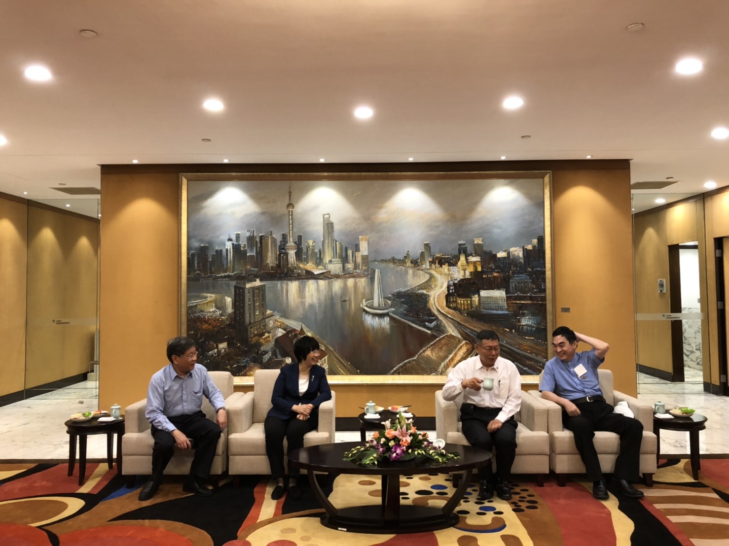 柯文哲與上海市副市長宗明、上海台辦主任李文輝閒聊笑稱，自己本來要穿布鞋，但太太陳佩琪說不行。（北市府提供）