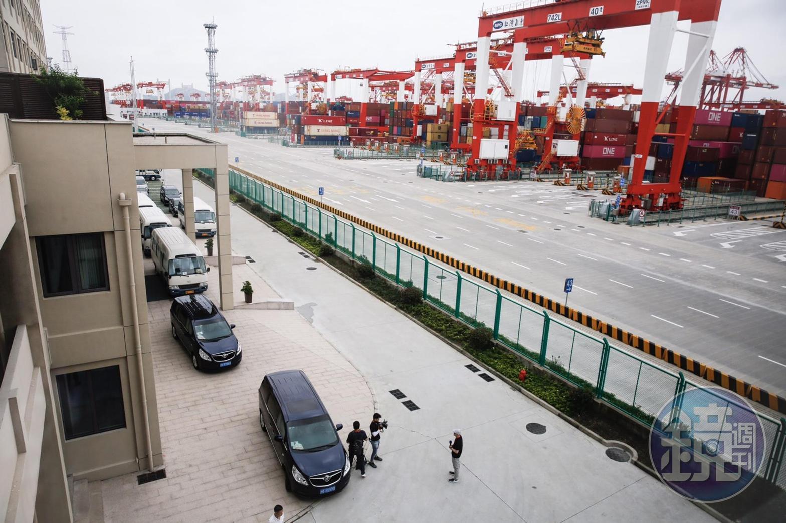 接待柯文哲的隨行座車大陣仗,就停在柯聽取簡報的大樓外。