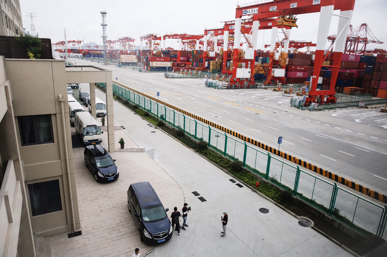 接待柯文哲的隨行座車大陣仗，就停在柯聽取簡報的大樓外。