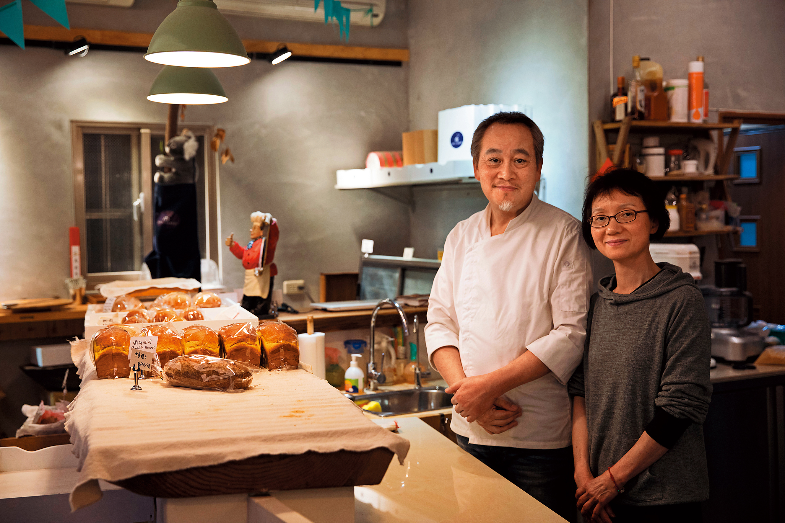 努力、專一是湯頤華（左）的理念，也深受太太（右）支持。