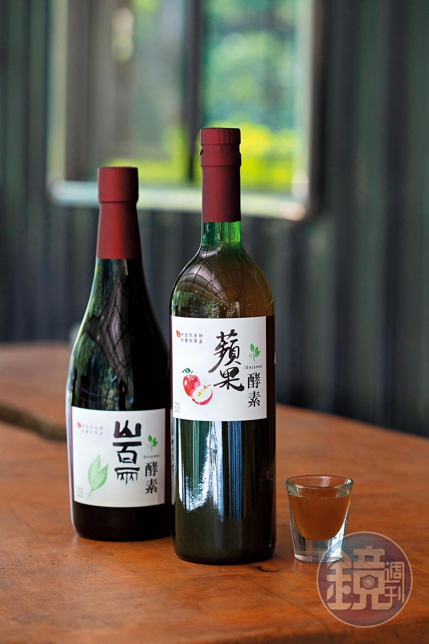 「山百兩」（左）為蔬果的綜合酵素。「蘋果酵素」（右）用梨山蜜果製作。（皆1,800元／瓶）