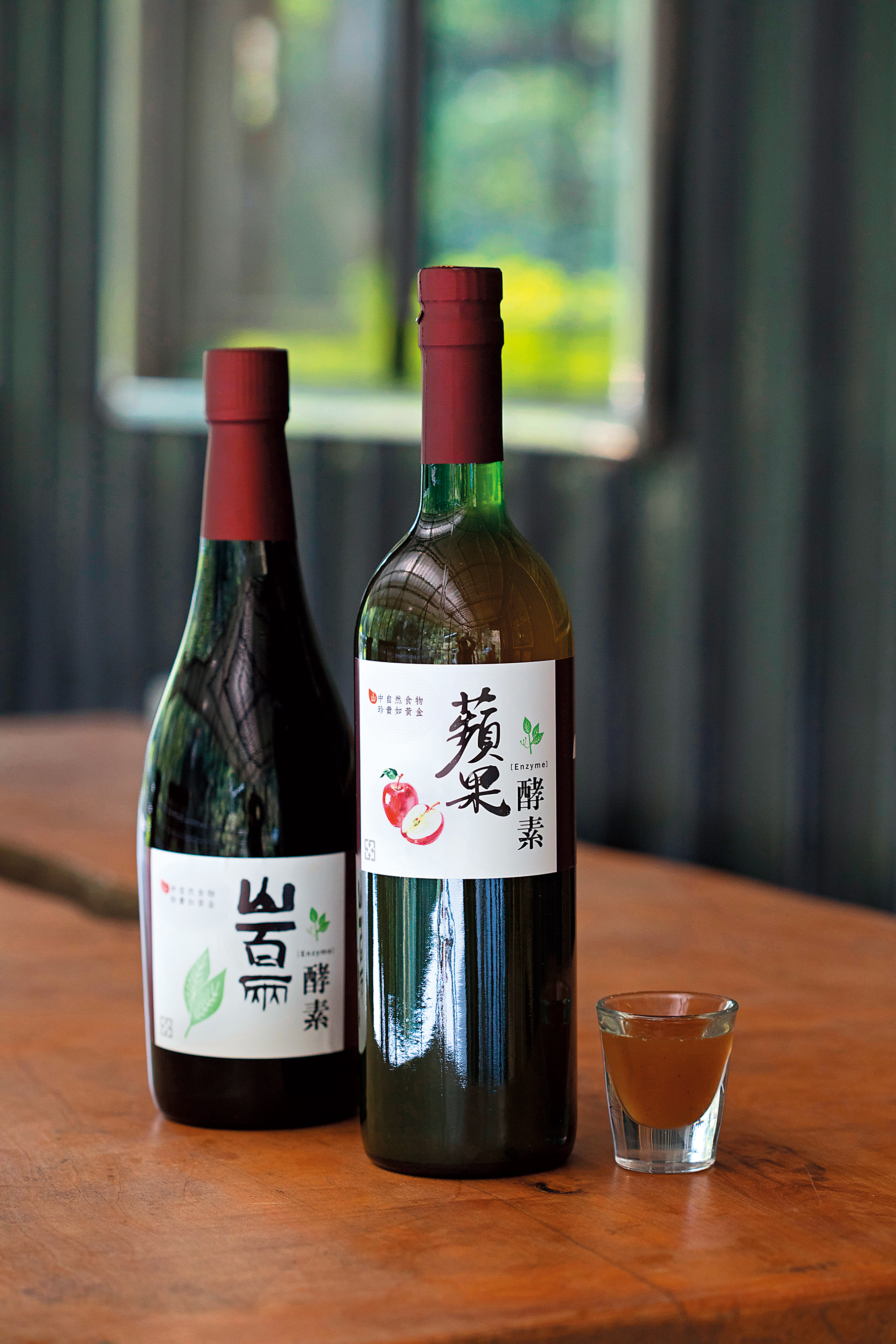 「山百兩」（左）為蔬果的綜合酵素。「蘋果酵素」（右）用梨山蜜果製作。（皆1,800元／瓶）