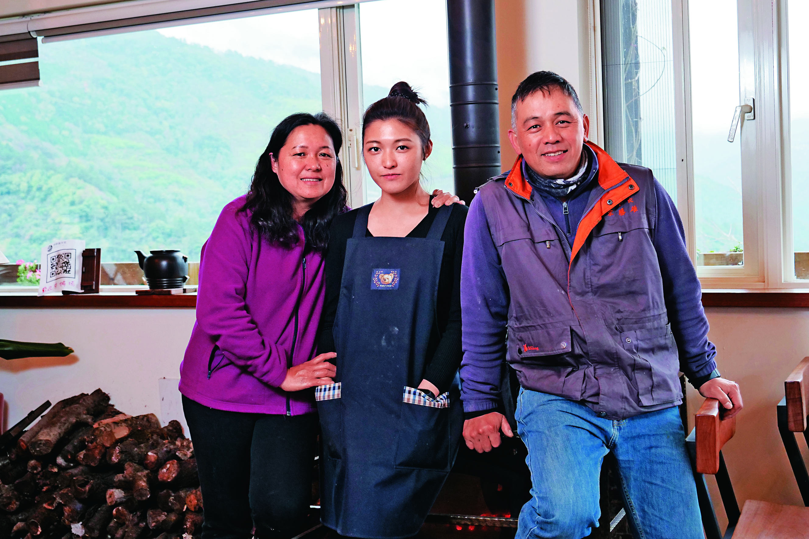 宋勝雄夫妻與大女兒宋苓萱（中）一起打理詩歌謠天空。