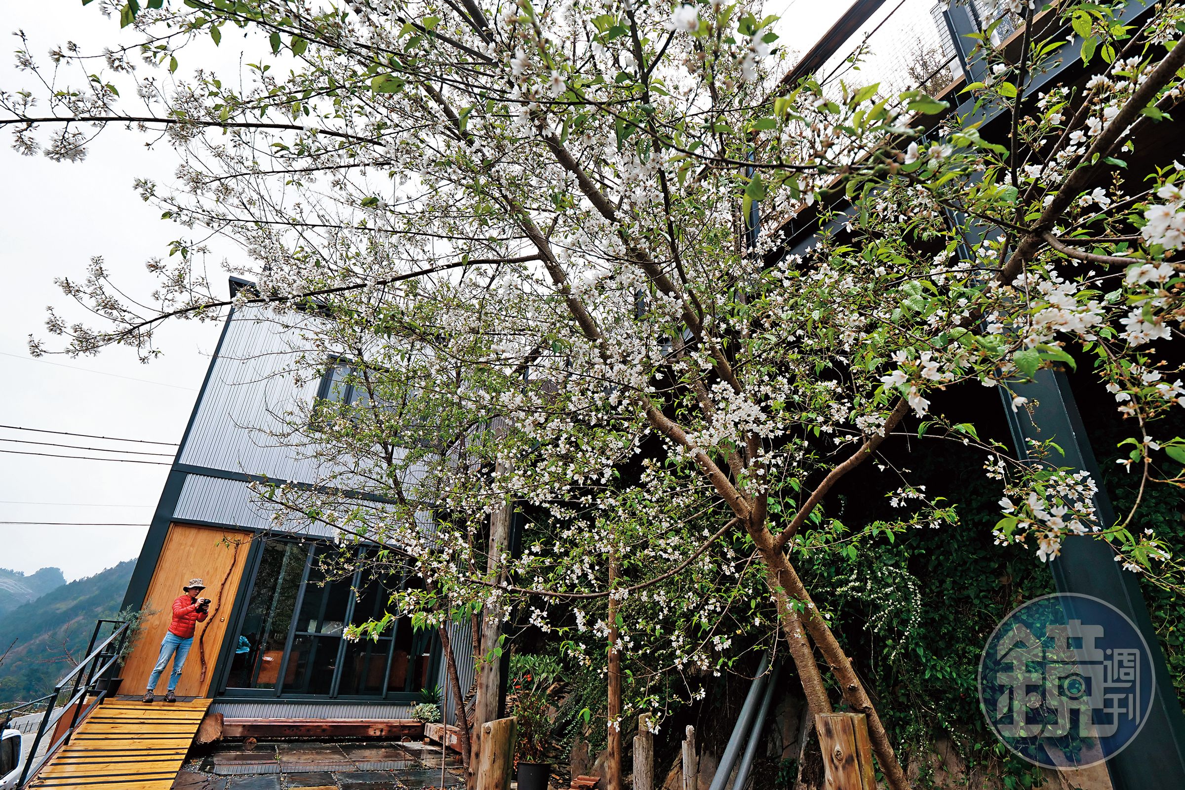 今年剛完工的接待家庭「屋頂上的天空二館」，是羅以撒與張杏汝的心血結晶。