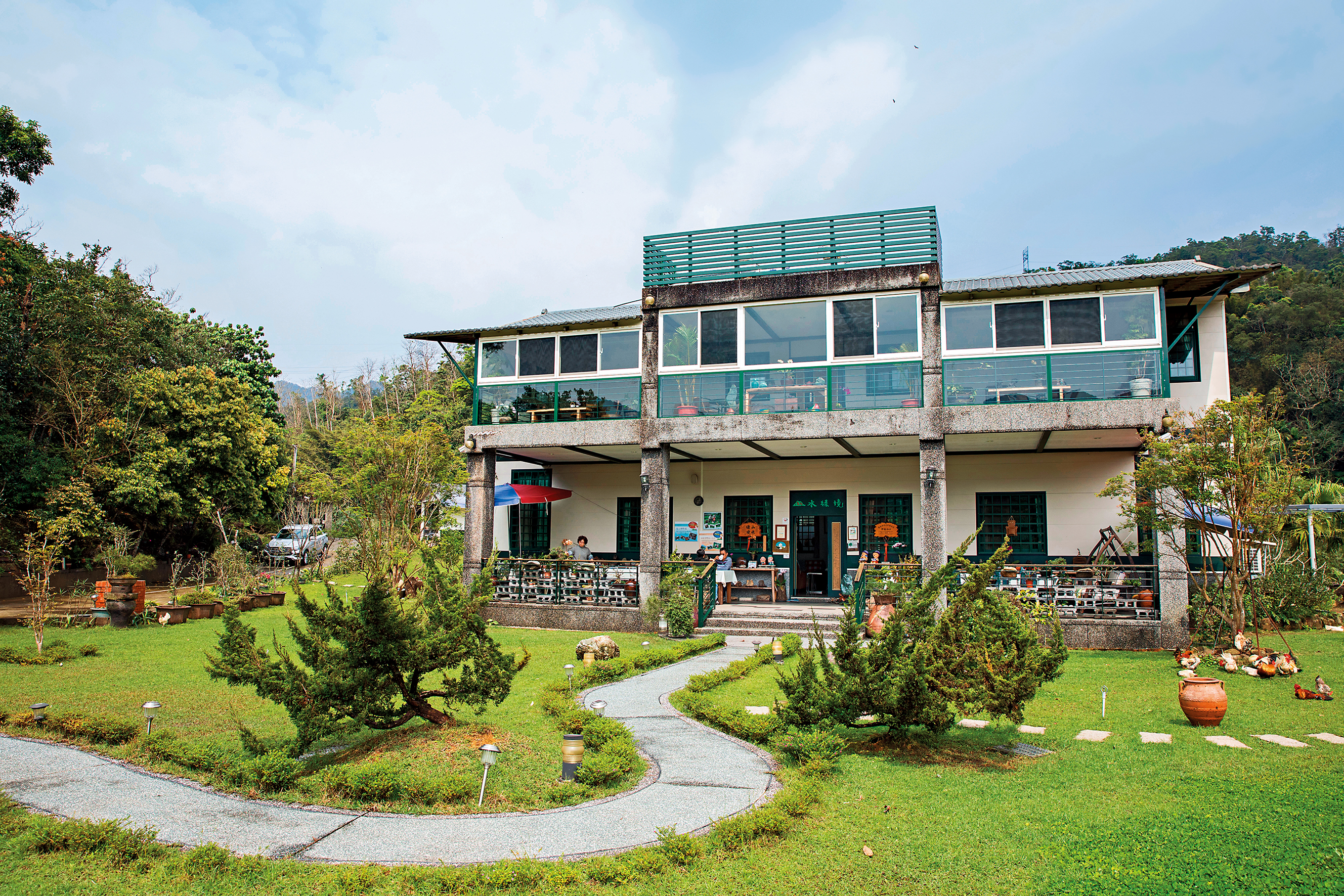 「山水綠境民宿」的廣大庭院，讓小朋友有奔跑玩樂的空間。