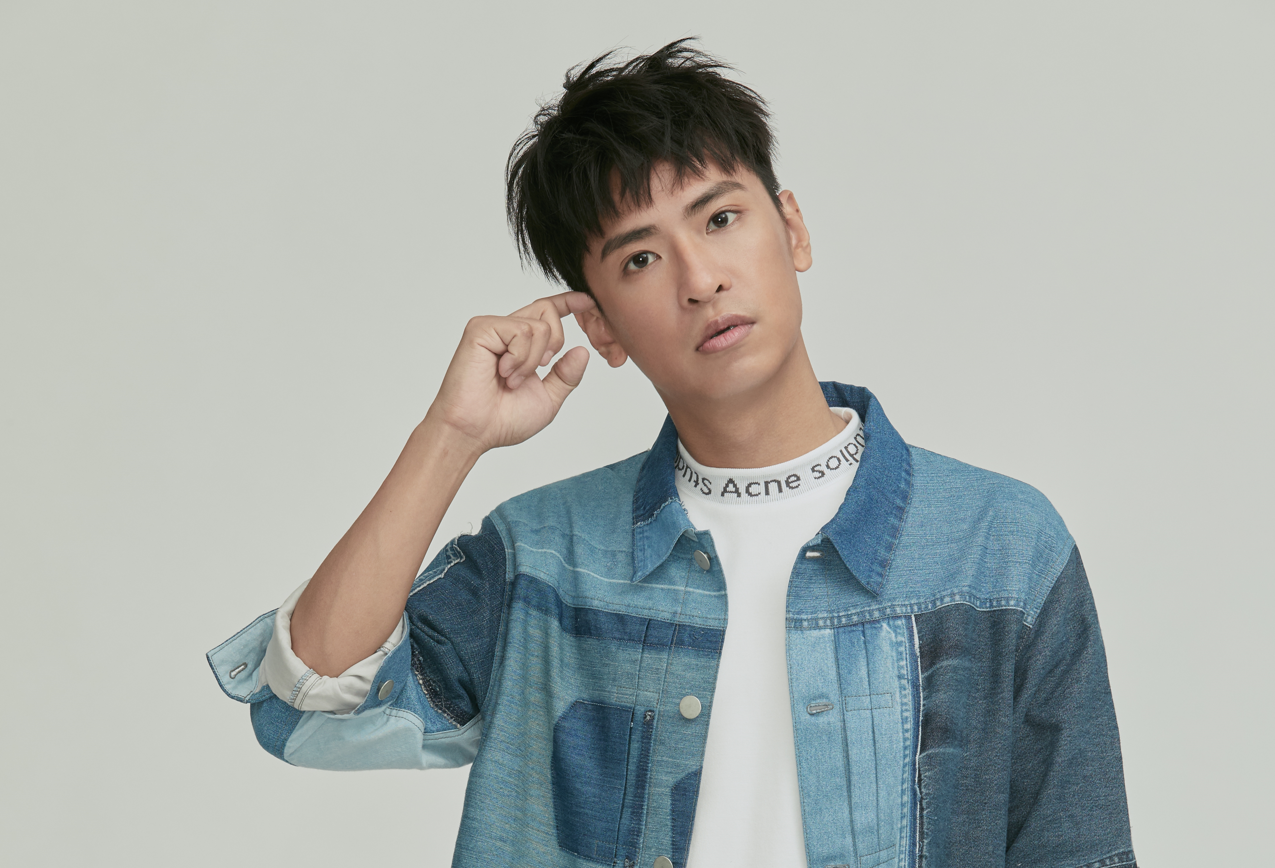 廖文強將於8月17日在在台北華山Legacy舉辦《背光的人》演唱會。(何樂音樂提供)