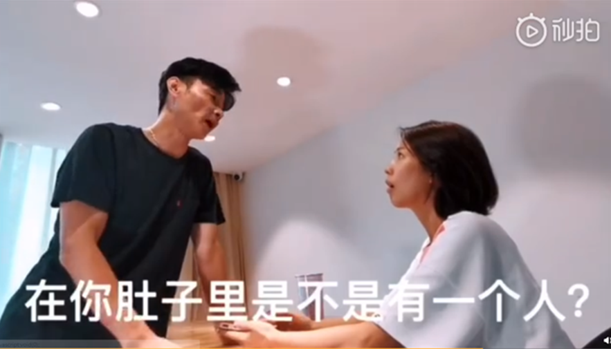 「在你肚子裡是不是有一個人?」張晉這樣問蔡少芬,兩人搞笑互動,宣布蔡少芬懷了第三胎。(翻攝自張晉微博)