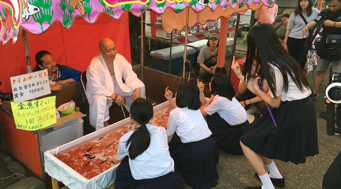 短片《金魚亂倒少女日記》根據新聞事件改編，圖為長久允（左一）與劇中主要演員在拍片現場。（翻攝自filmedinether.com）
