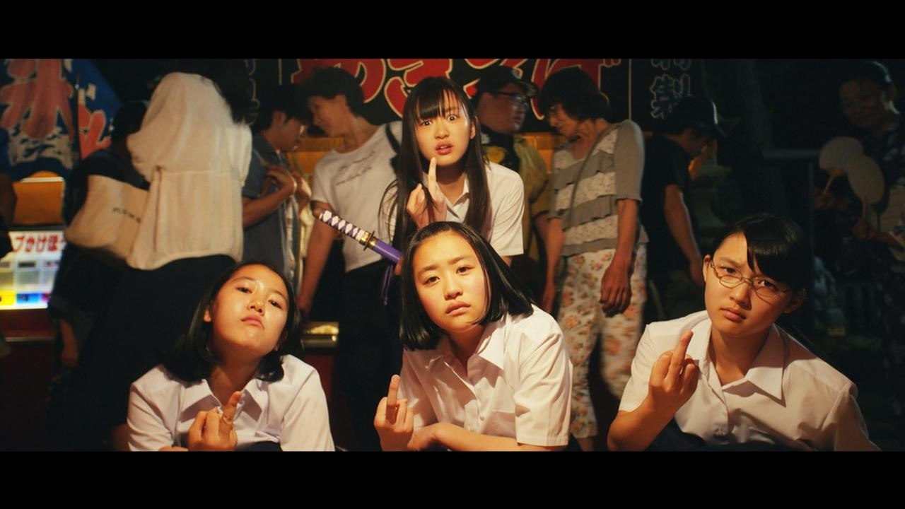 《金魚亂倒少女日記》描述四個中學女生一時興起、把400隻金魚倒在學校泳池的故事。(高雄電影節提供)