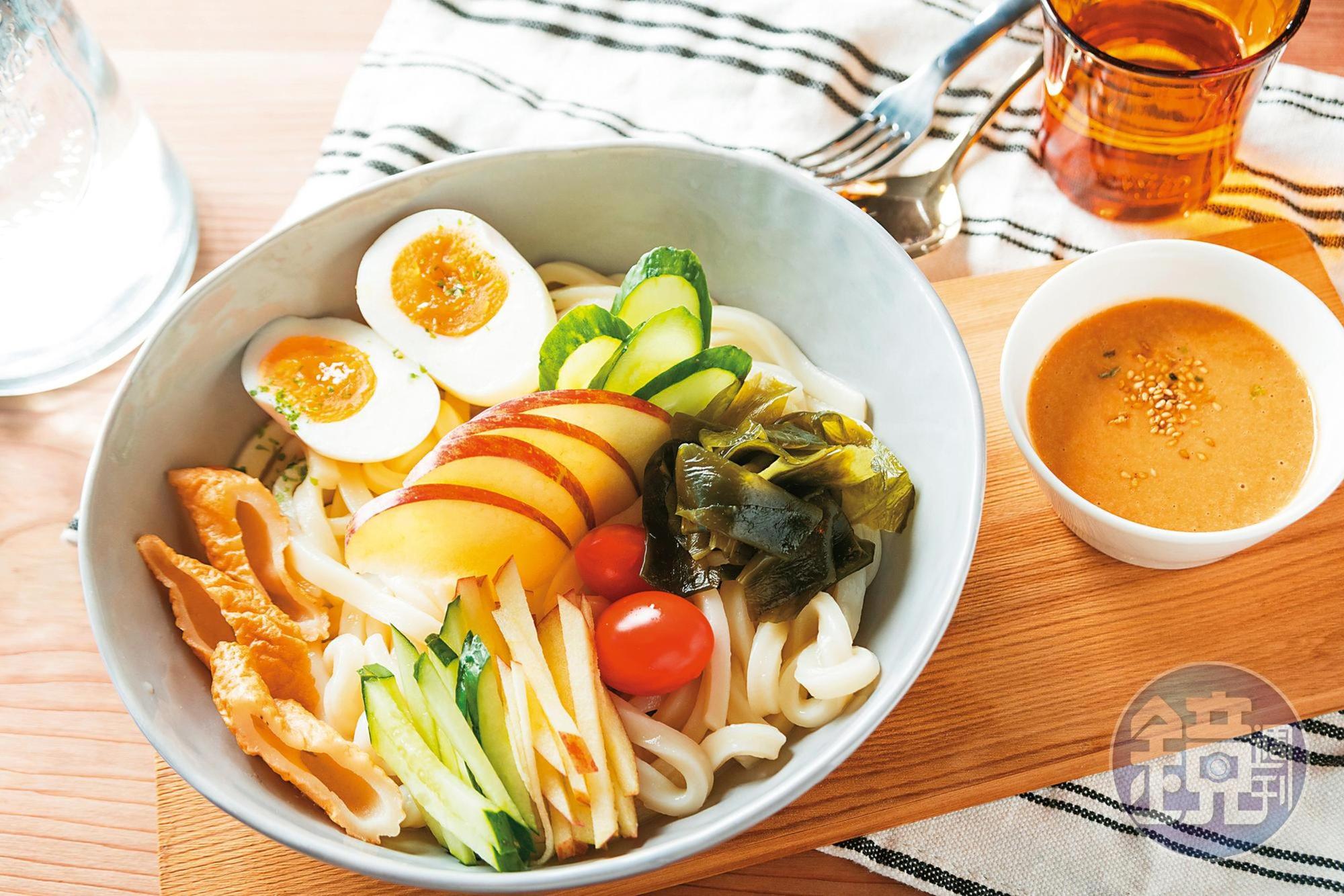 夏日限定的「胡麻烏龍涼麵」,醬香麵Q。(260元/份)