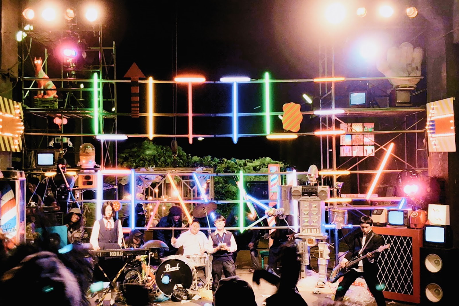 《爸媽死了，我卻不想哭》裡有一場樂團表演的戲，長久允採一鏡到底的方式拍攝。（佳映娛樂提供）