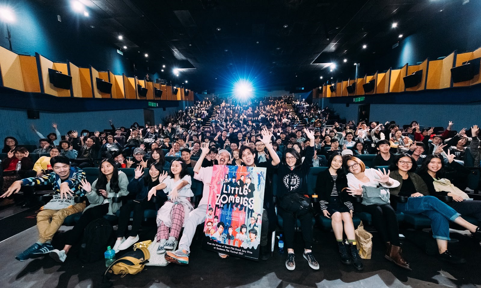 長久允日前應邀出席今年金馬奇幻影展,並於映後座談後與影迷合影。(金馬執委會提供)