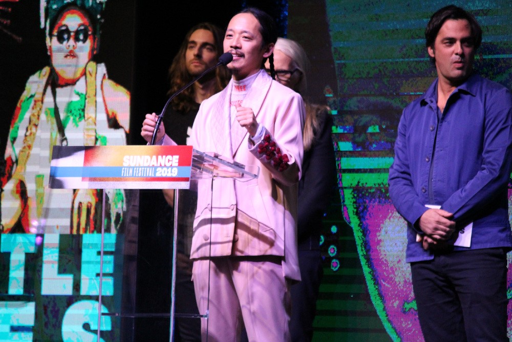 長久允（中）因《爸媽死了，我卻不想哭》成為首位拿下日舞影展全球劇情片類評審團特別獎的日本人。  （翻攝自advertimes.com）