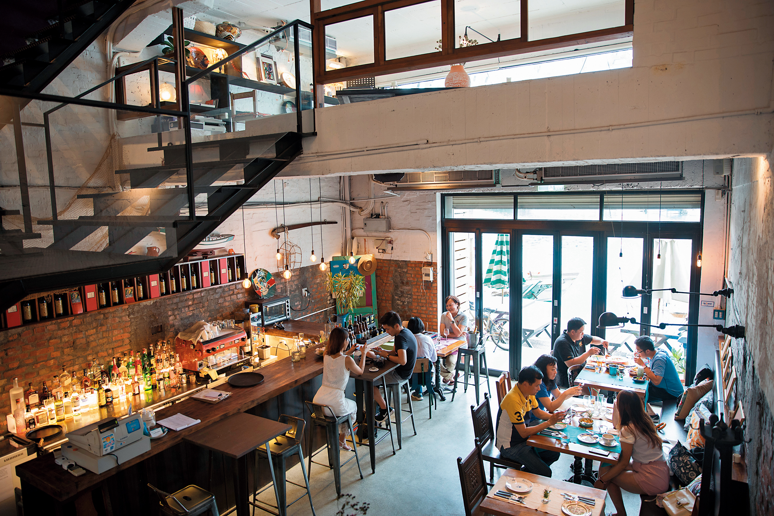 昔日舊修船廠改建為「CASA PICASSO」，1、2樓挑高，小閣樓可讓客人休憩。