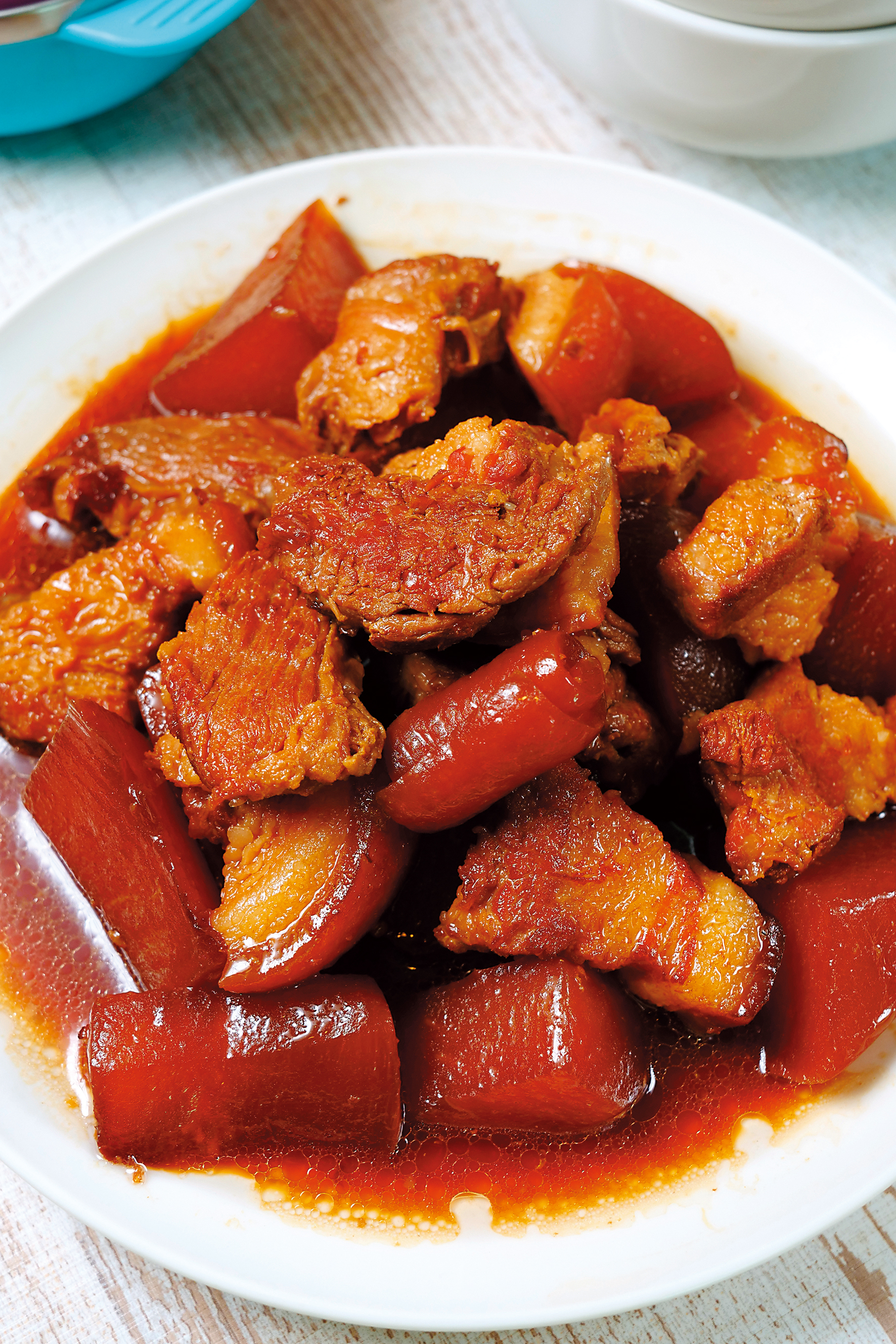 自家料理的美味，採用當地食材，「紅燒肉」相當入味。