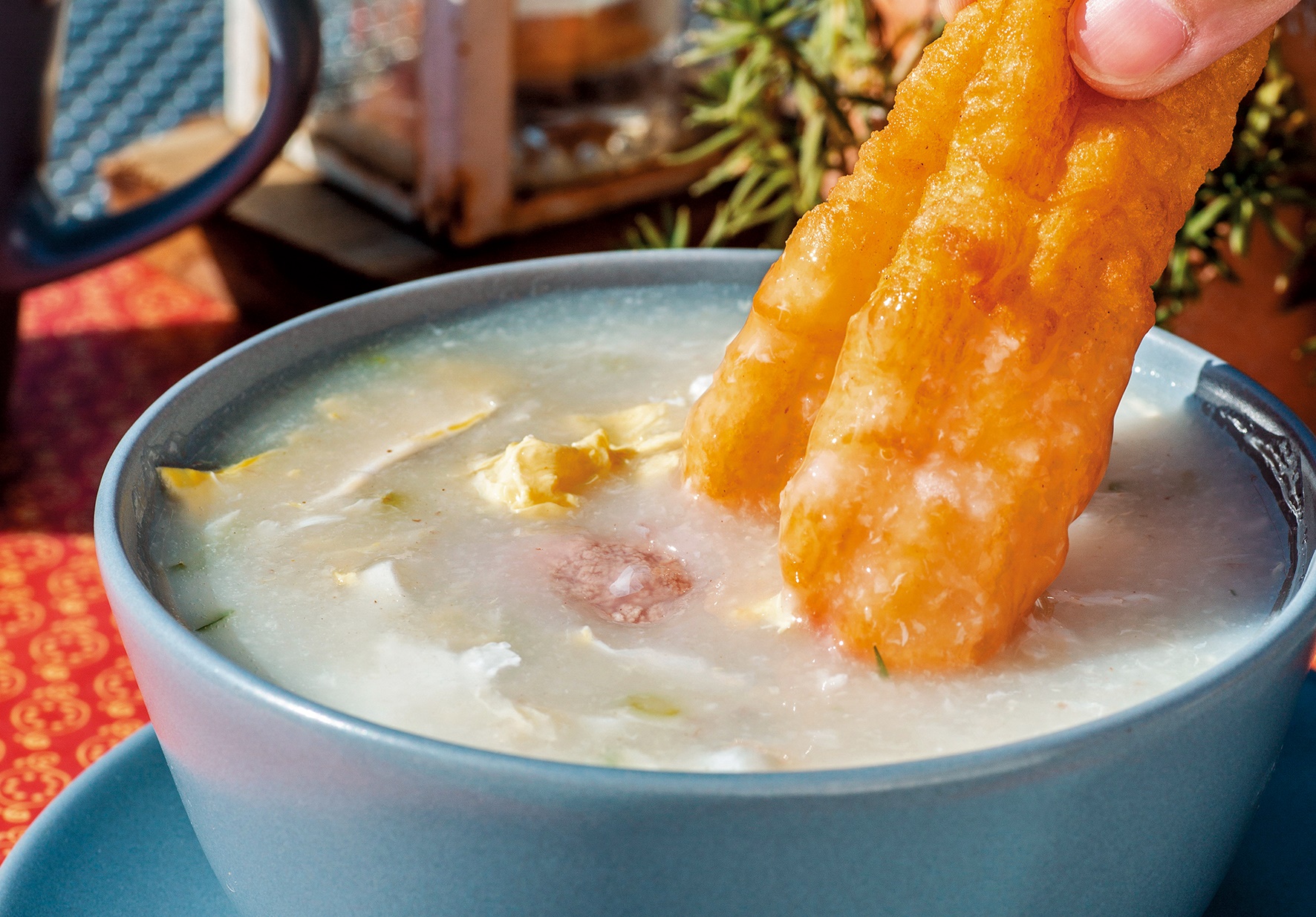 煮成糜狀的「廣東粥」，配上油條更對味。（60元／碗）