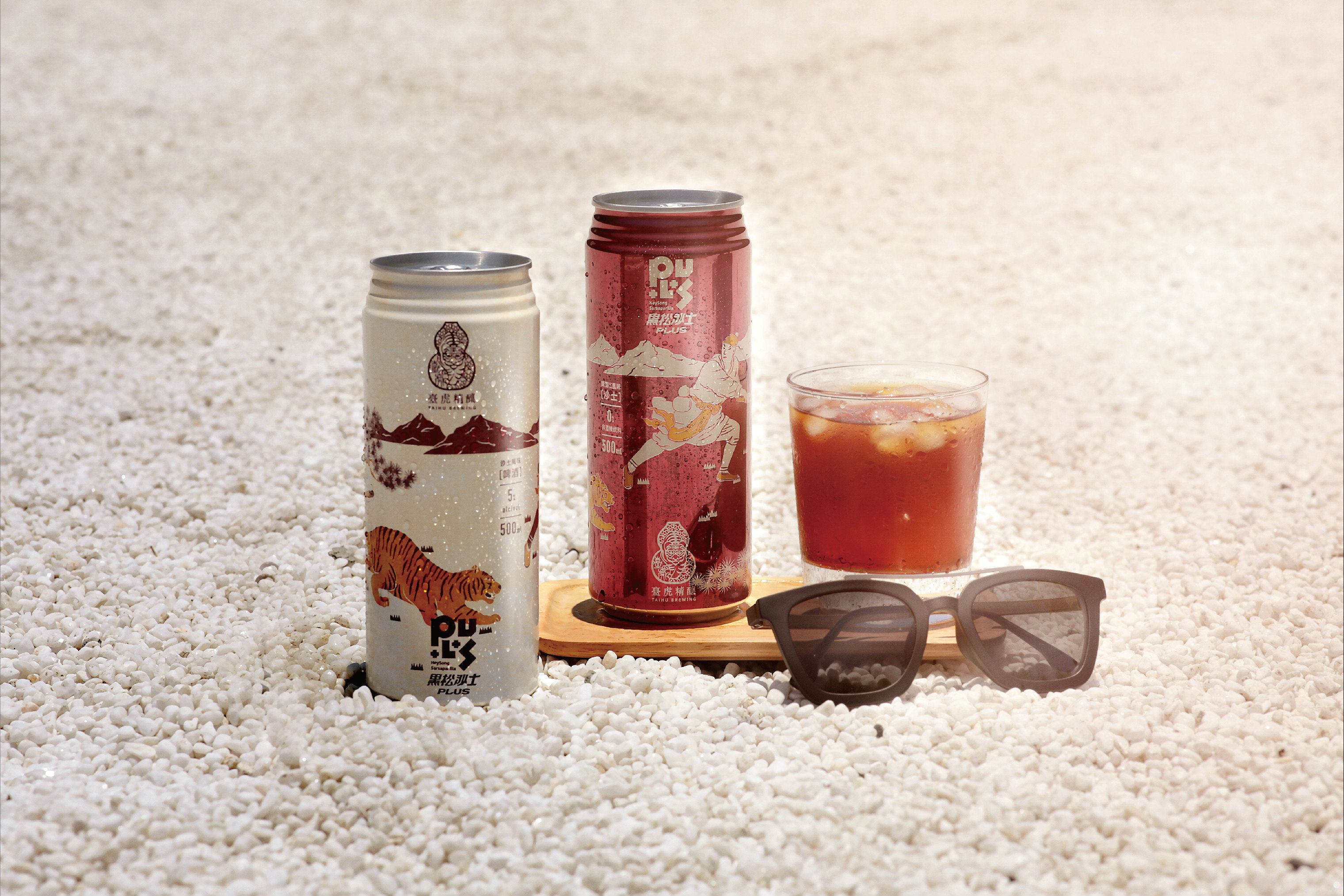 「黑松沙士」與「臺虎精釀」聯名推出非酒精飲料「黑松沙士Plus啤酒花風味」和含酒精飲料「黑松沙士風味啤酒」。（照片由黑松股份有限公司提供）