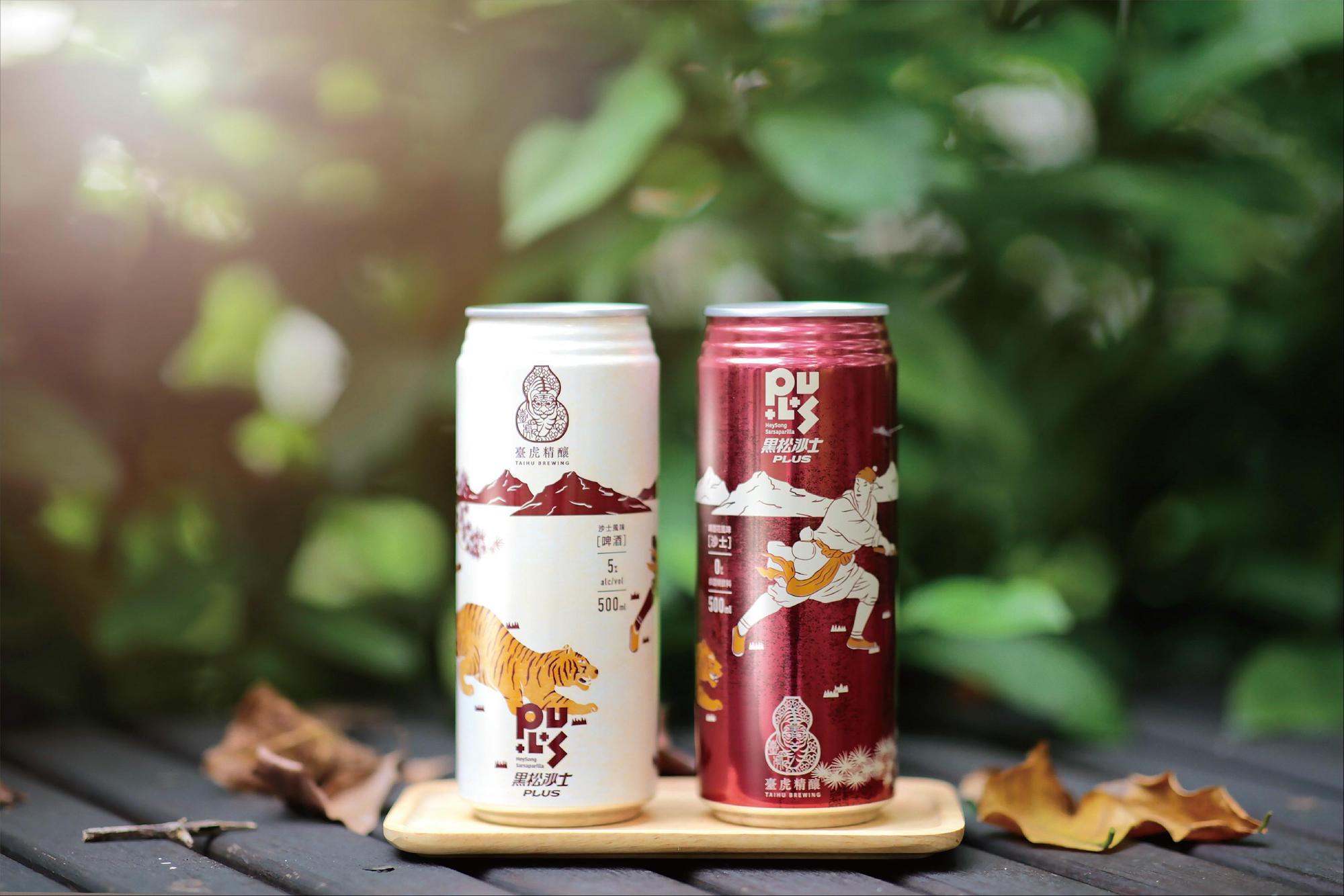 「黑松沙士風味啤酒」（89元／瓶，左）含有5％酒精濃度，口味清爽帶一點酸度；「黑松沙士Plus啤酒花風味」（35元／瓶，右）比經典沙士口味更甜，有強烈氣泡感。（照片由黑松股份有限公司提供）