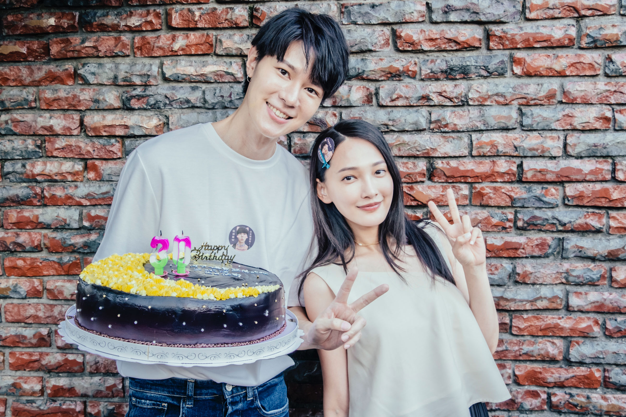 吳珝陽將於7月4日過30歲生日，劇組演員宋柏緯、古斌、林映唯提前特製月亮蛋糕至拍攝現場為他慶生。（歐銻銻娛樂提供）