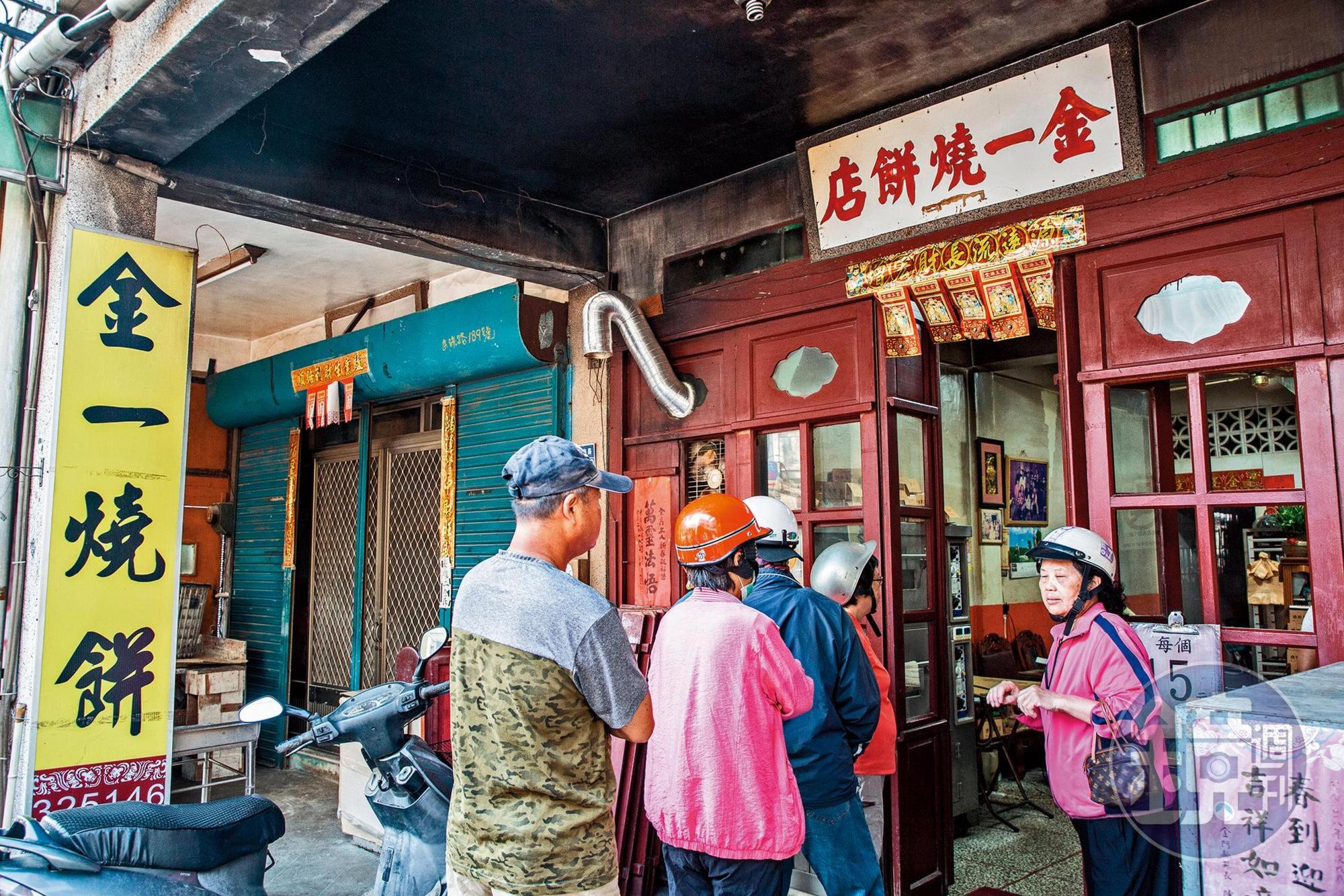 許多本地人一大清早來排隊買燒餅。