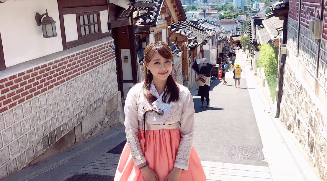 黃星樺特地換上傳統韓服、配戴髮飾，到知名景點北村韓屋拍照打卡。（TVBS）