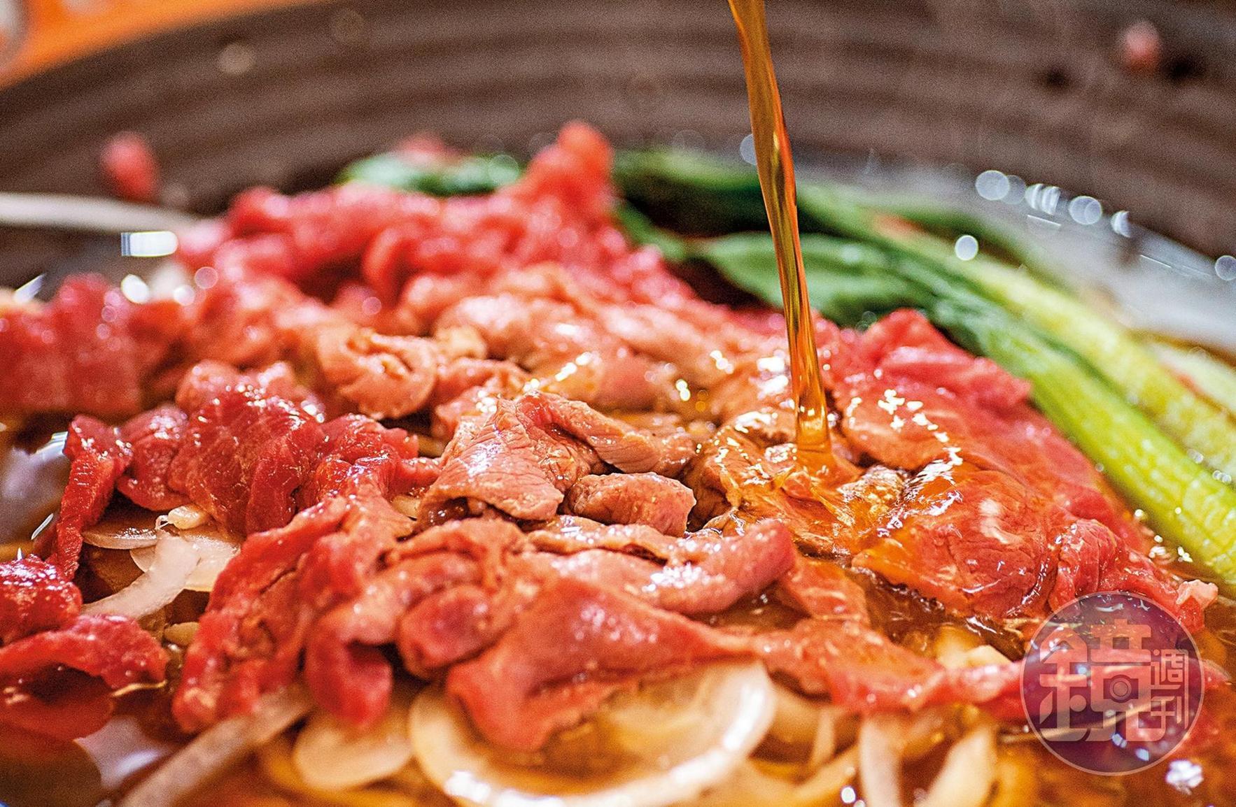 紅燒口味的現沖「溫體牛肉麵」,滿足食客挑剔的味蕾。(358元/份)