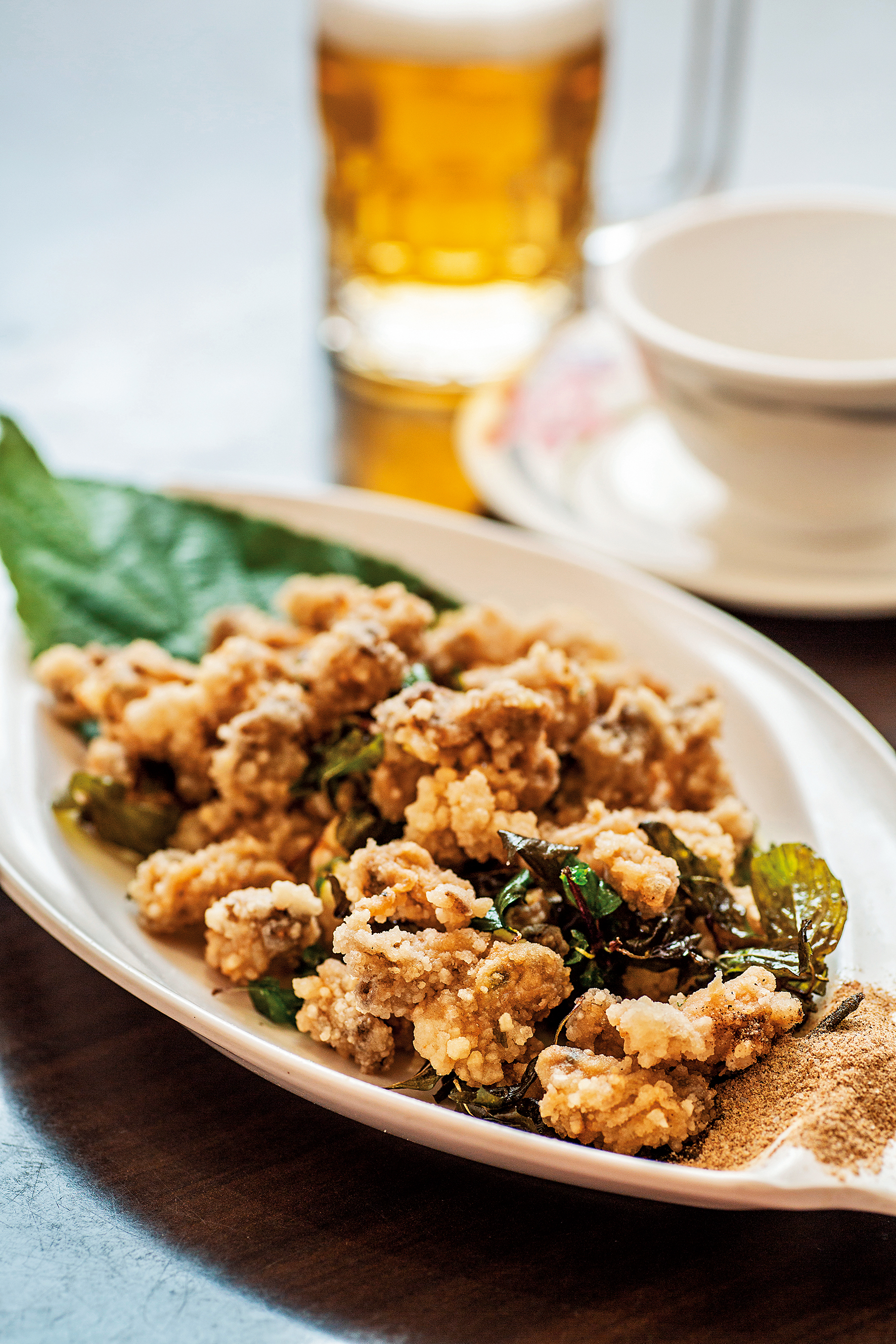 肉質緊實的「酥炸鮮蚵」,炸過之後口感酥脆,也蓋過許多人害怕的腥味。(200元/小份)