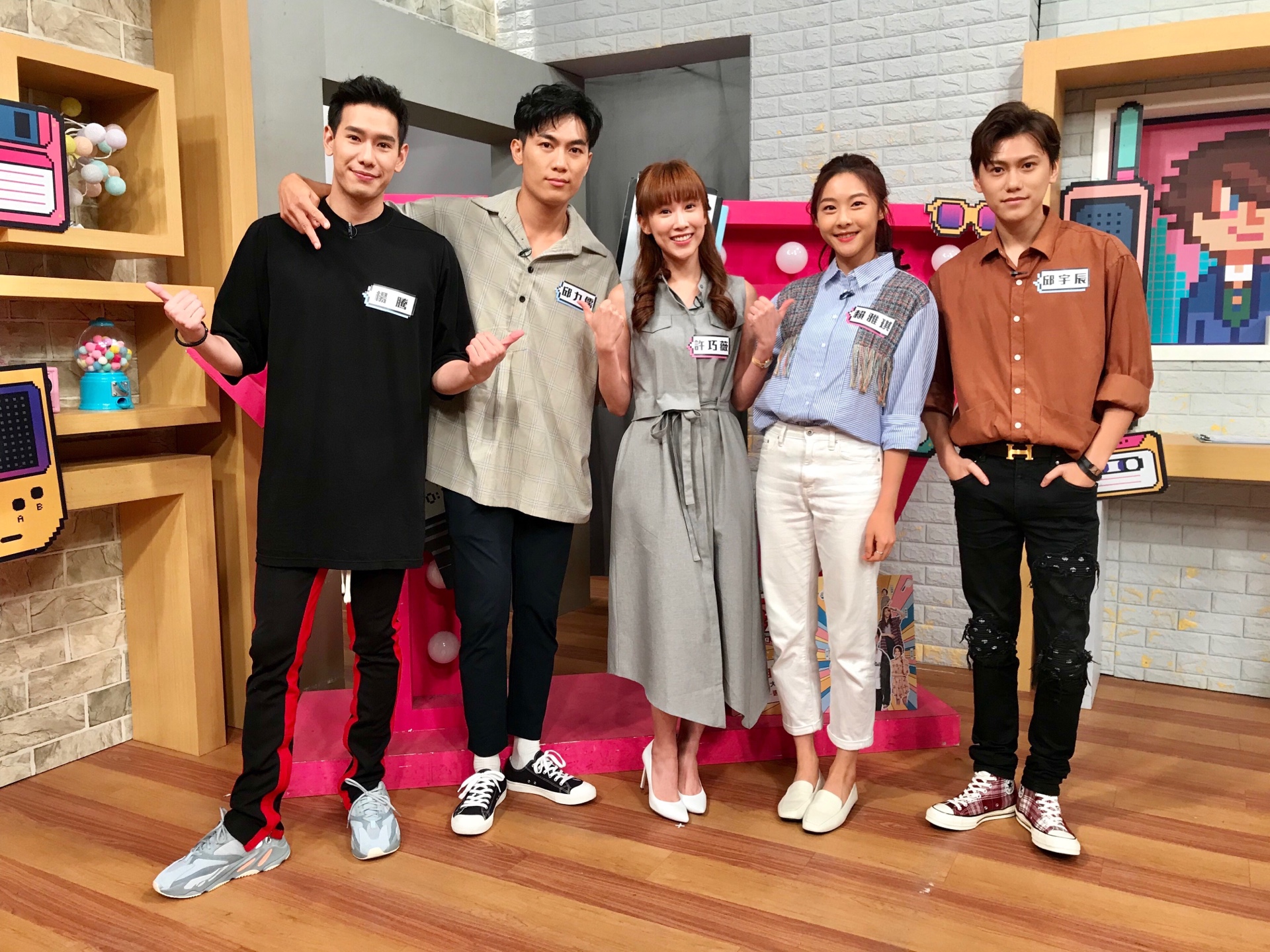 八大新戲《一起幹大事》眾演員邱宇辰（毛弟）、楊騰、賴雅琪、邱九儒和許巧薇上17直播節目《趣你的娛樂》宣傳新戲。（趣你的娛樂提供）