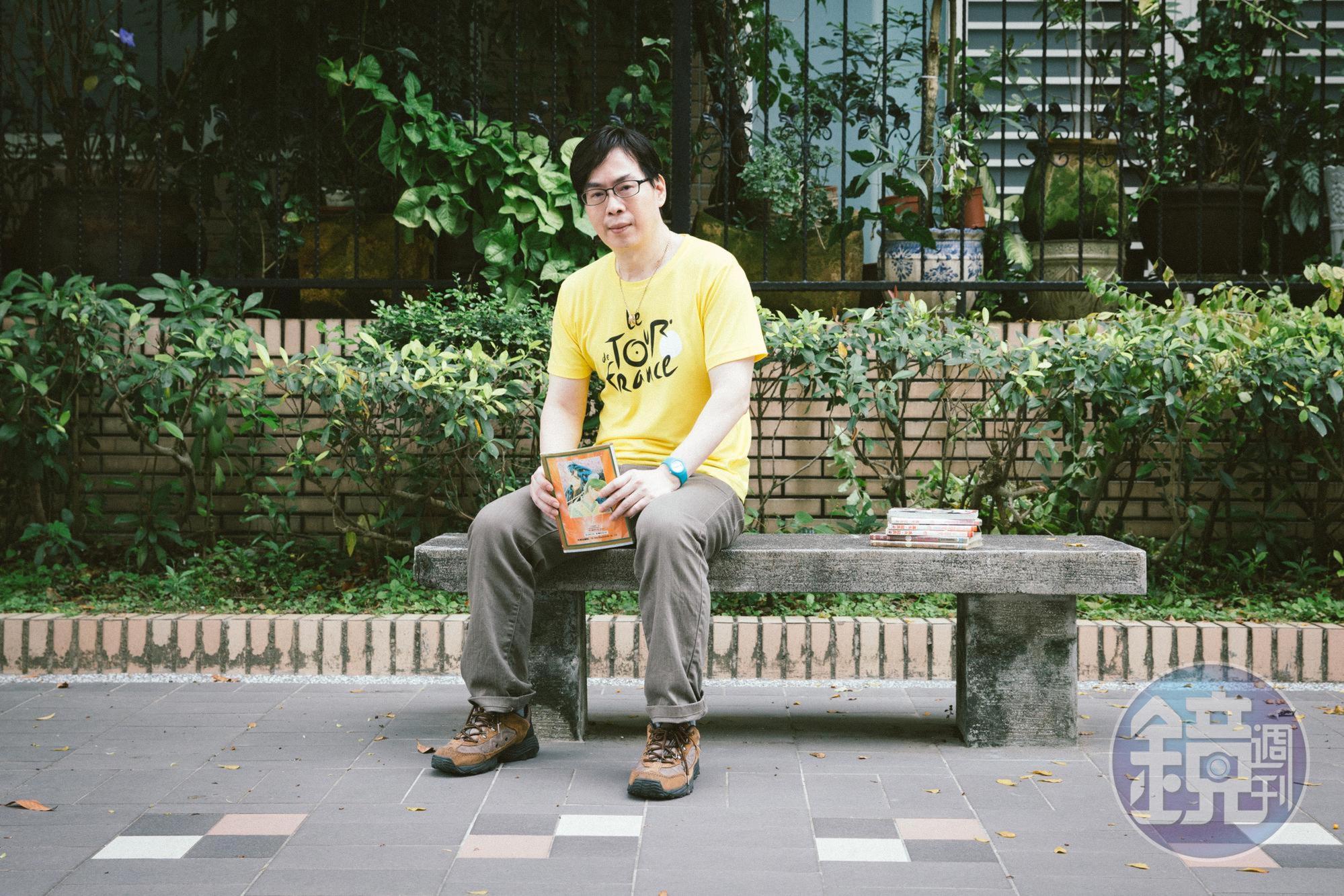 高永拿著代表作《梵天變》。從漫畫版到小說版,他改改寫寫這部作品長達三十年。或許是因為《梵天變》探究天人之際的命題太過永恆,也或許是這部作品改寫了他的人生。