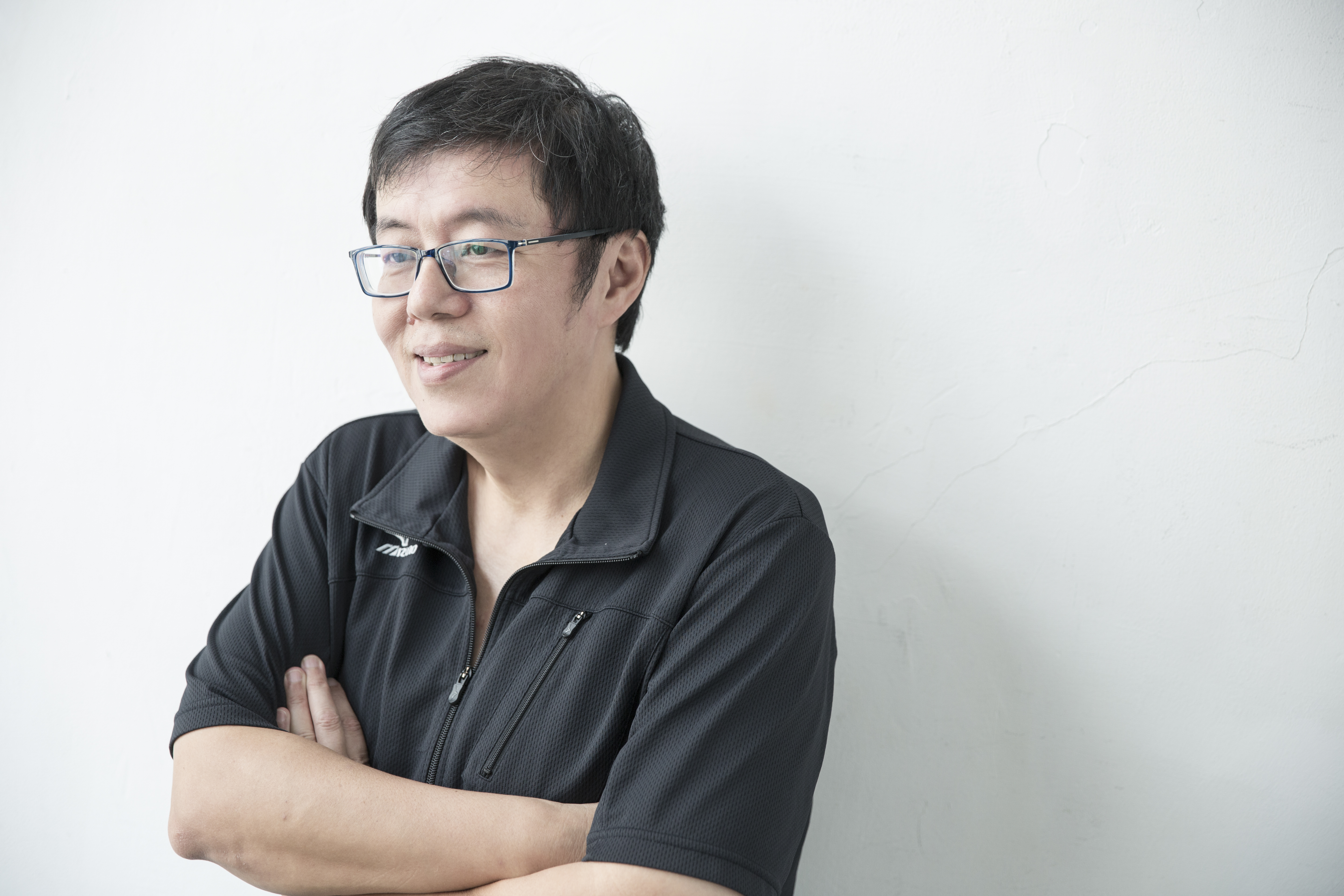【作家特寫】金權迷霧裡的說書人　黃國華