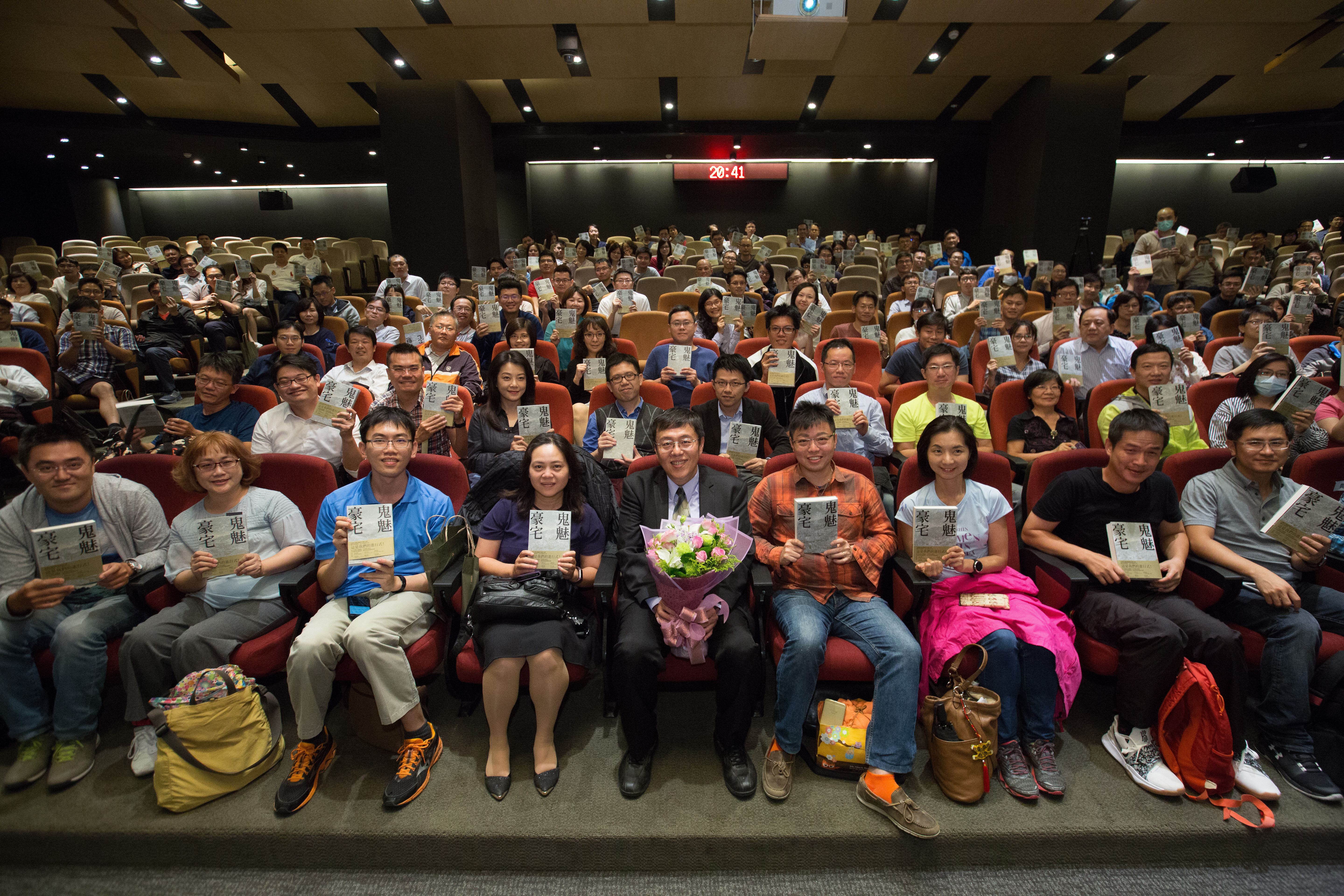 小說出版後，讀者迴響熱烈。關於讀者，黃國華有獨到的「管理學」：「全台灣人有一千萬人知道你，書只賣一千本，豈不是很糗？有兩萬人知道我，其中一半的人會來買我的書就好。」