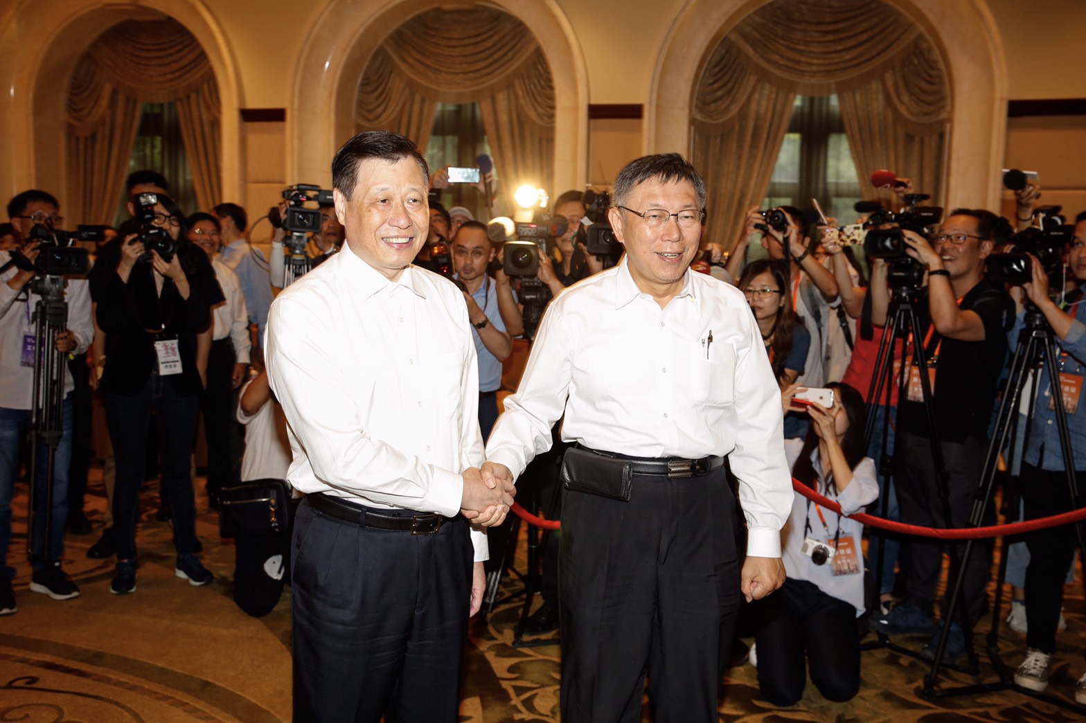 上海市長應勇作東宴請台北市長柯文哲率領的北市府團隊及貴賓。