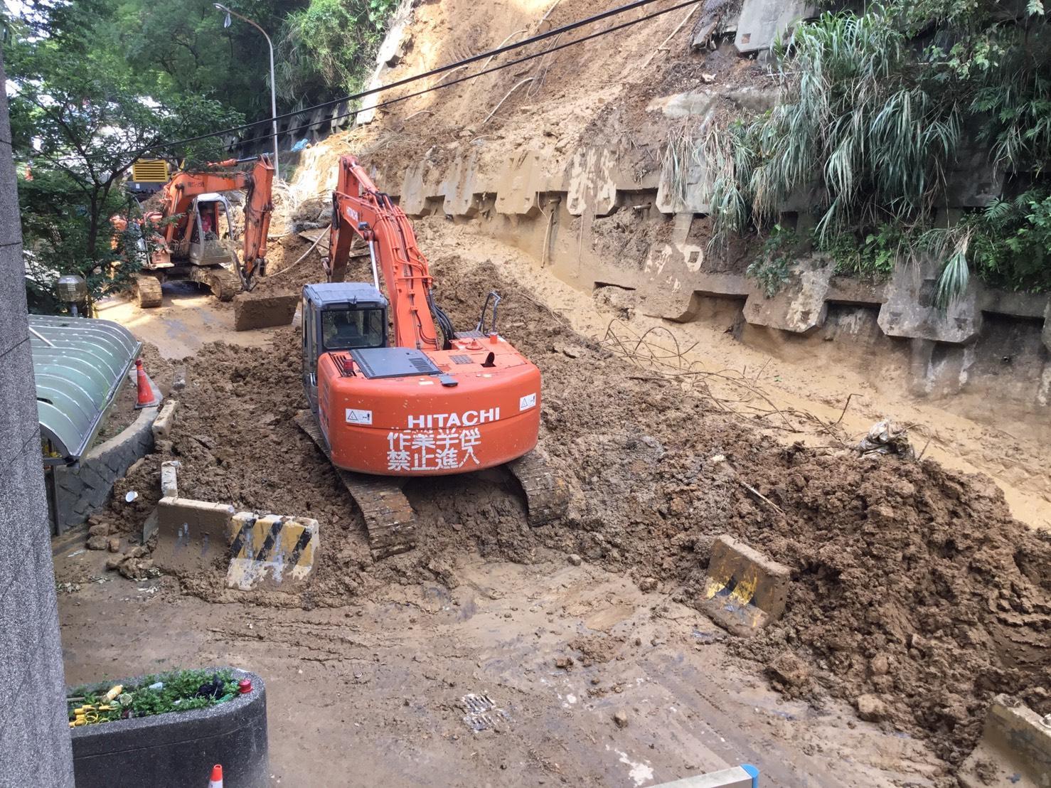 新北市政府工務局等單位在事故發生後,立即調派機具人員進行道路搶通工作。(新北市政府提供)