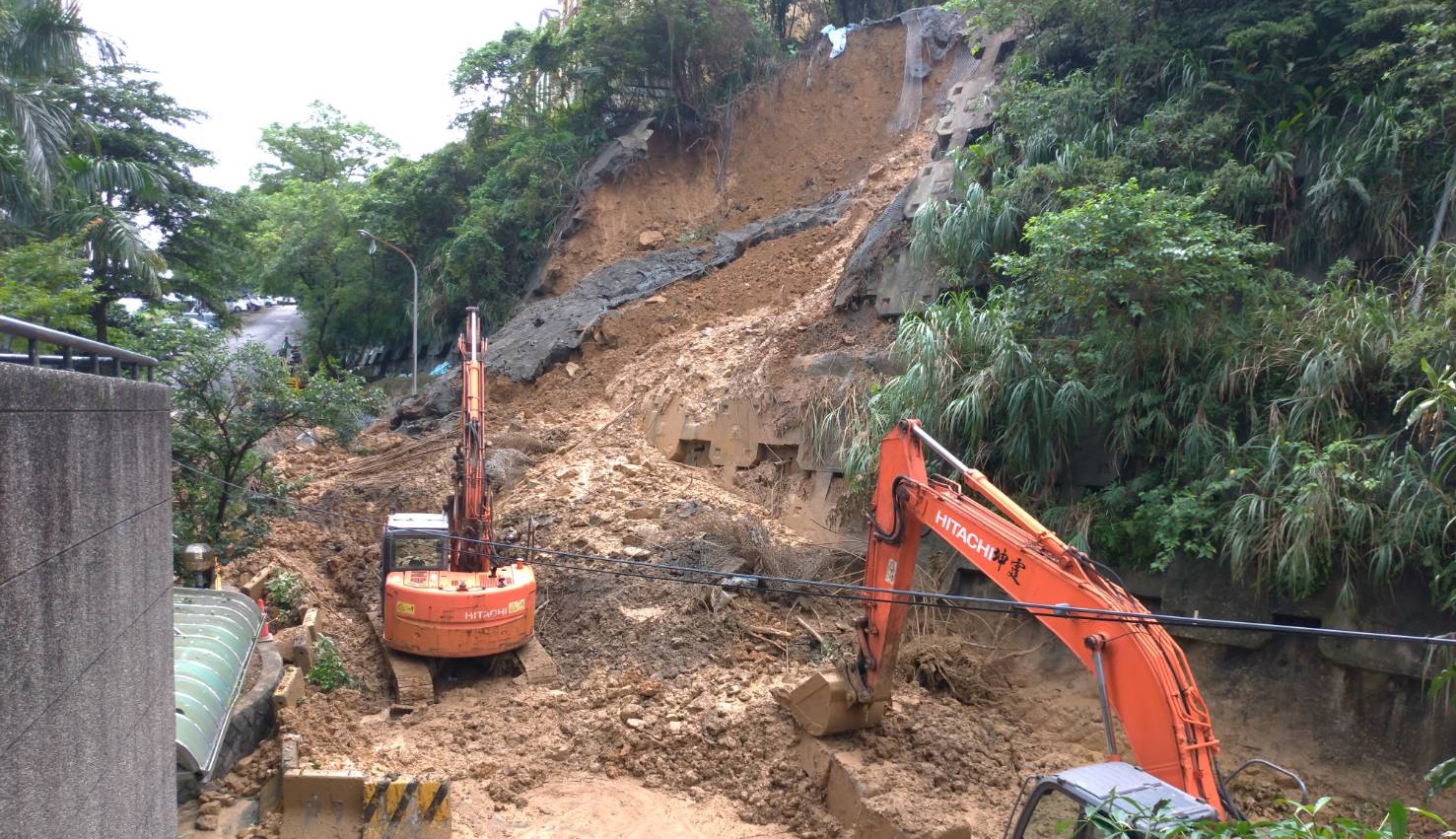汐止秀山路137號前邊坡，3日清晨5點多再度發生土石崩塌事故。（新北市政府提供）