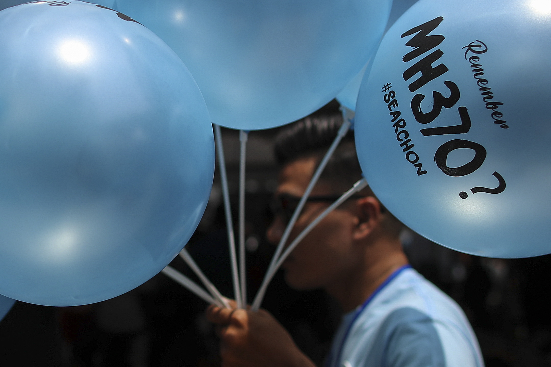 2019年3月，馬來西亞吉隆坡舉行的客機失蹤五週年紀念活動，罹難者家屬手持氣球期待飛機失事的真相能夠大白。（東方IC）