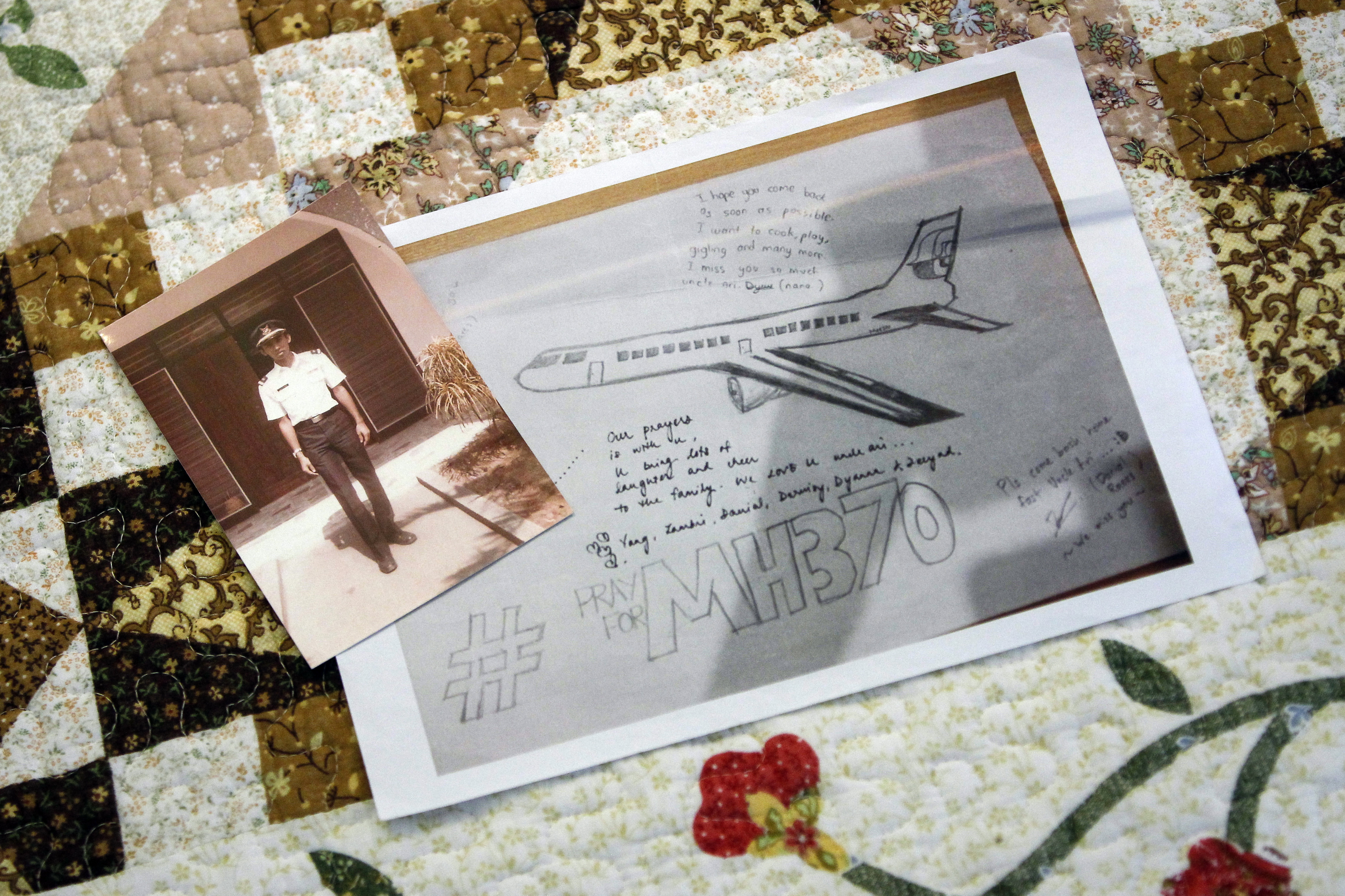 2016年2月28日，馬航資深機師札哈里的姊姊在寓所內展示札哈里的照片。（東方IC）