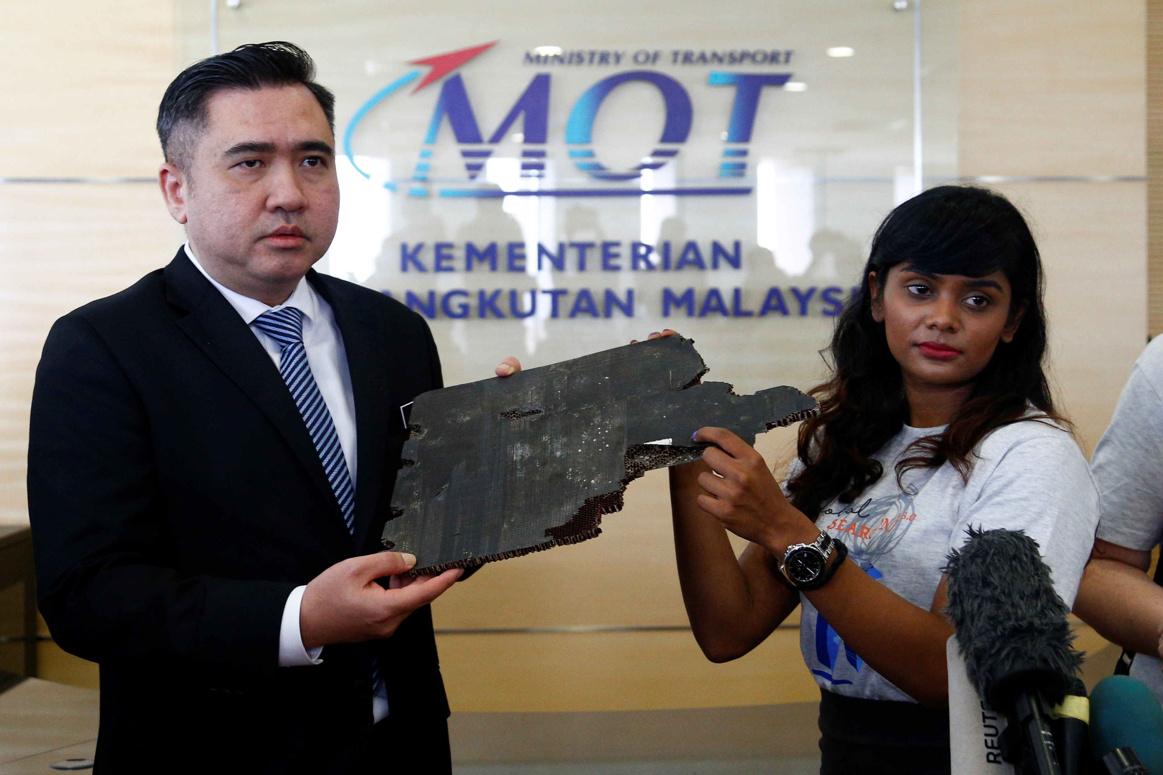 2018年11月30日，MH370客機罹難家屬代表娜坦把東非洲海岸尋獲的客機殘骸碎片遞交給馬來西亞交通部長陸兆福。（東方IC）