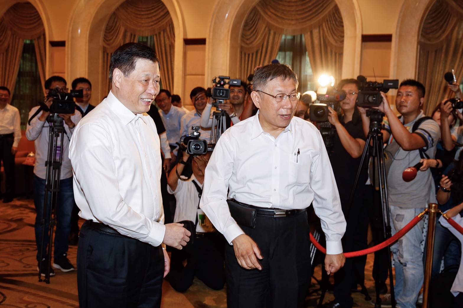 柯文哲明天與上海市長應勇（左）共同主持雙城論壇，但受邀參與論壇的貴賓名單赫見高雄市長韓國瑜兩岸小組的成員。